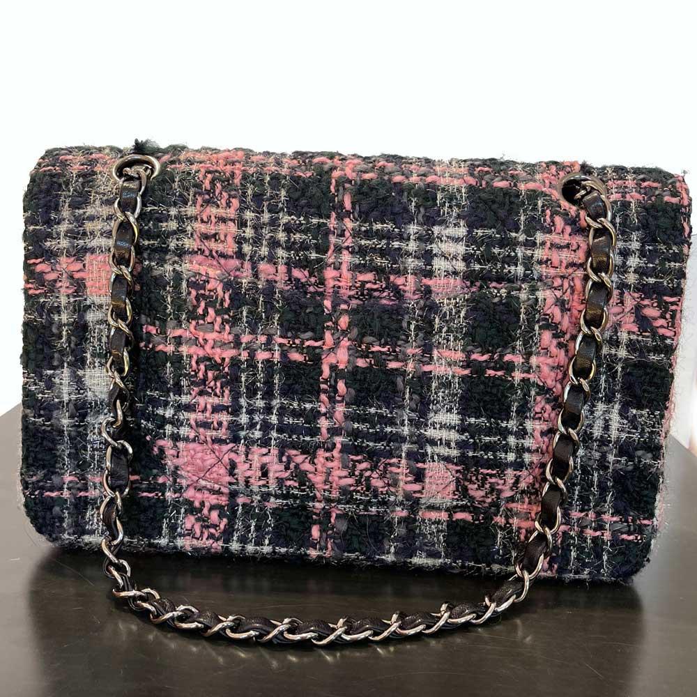 CHANEL Timeless flap bag in pink and black tweed. 
The hardware is in ruthenium metal. The inside is in black leather.
The shoulder strap measures 54 cm for double wear and 91 cm for crossbody (long shoulder strap). 
Dimensions: 25,5x15,5x6,5cm. In