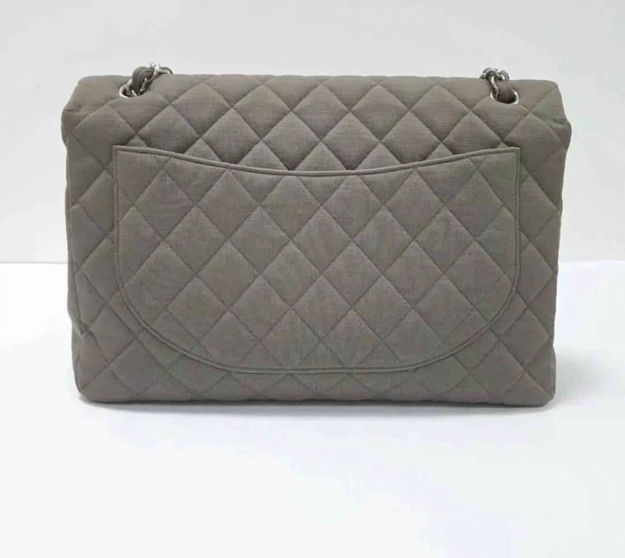 Chanel Timeless Maxi Jumbo lined flap handbag in gray textile.
Silver hardware, a chain strap in silver metal interlaced with gray caviar leather for hand and shoulder carry
Silver CC logo clasp
lined flap
Gray leather lining, 1 lined patch pocket,