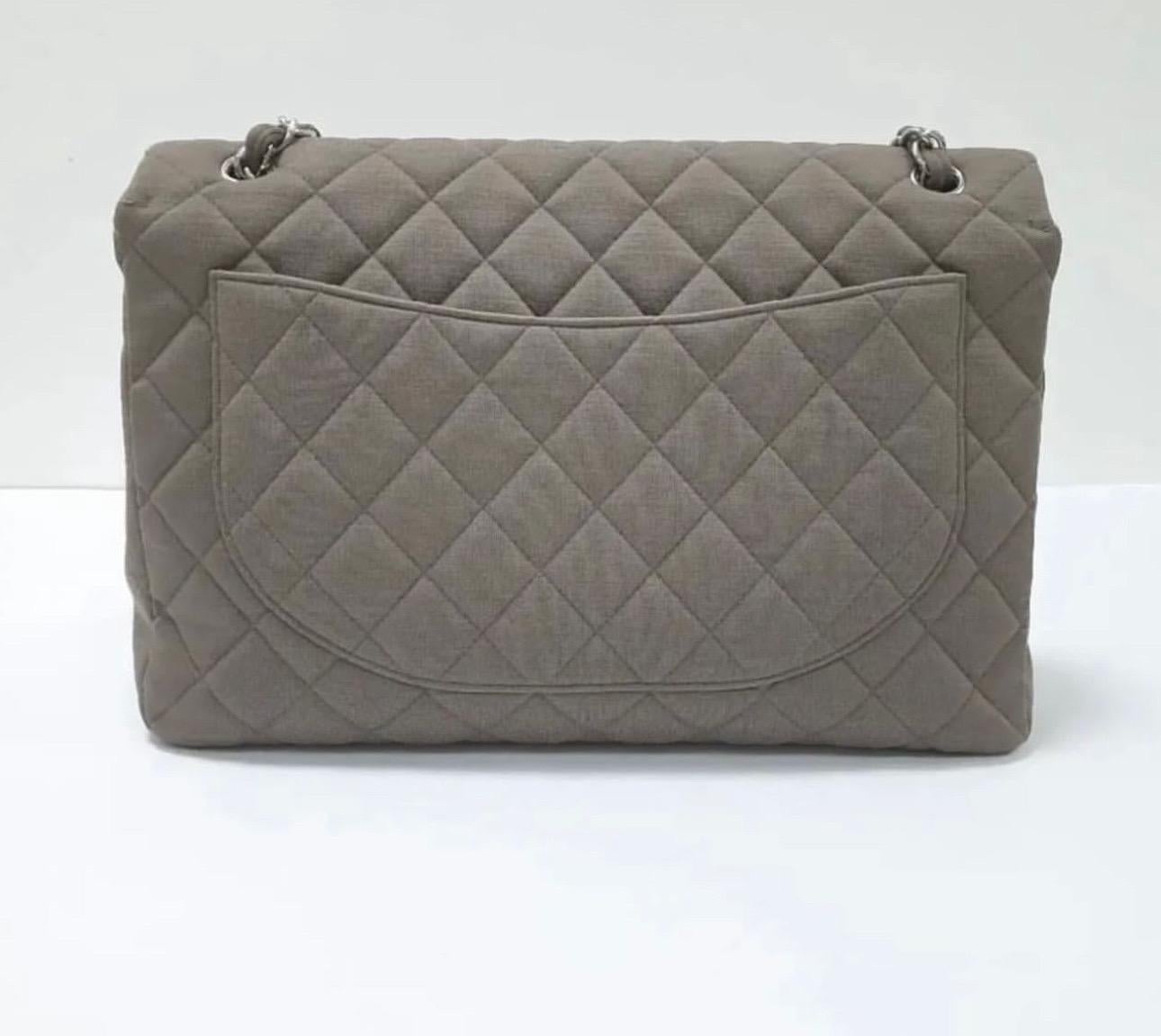 Chanel Timeless Maxi Jumbo sac à main à rabat doublé en textile gris.
Ferrures en argent, sangle en chaîne en métal argenté entrelacée de cuir caviar gris pour le portage à la main ou à l'épaule.
Fermoir avec logo CC argenté
rabat doublé
Doublure en