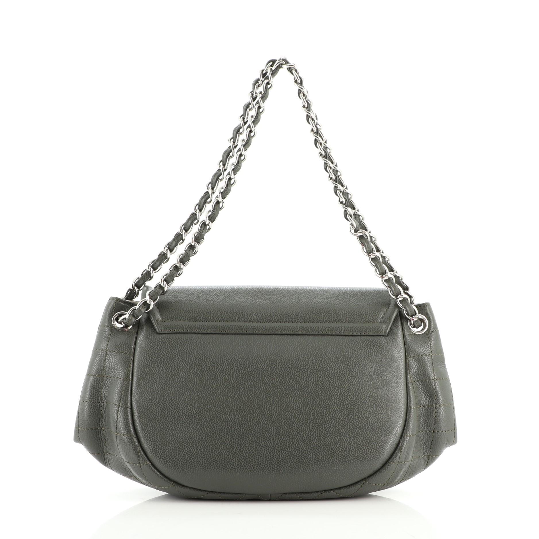 Chanel Timeless Half Moon Flap Bag Kaviar Groß Außenmaterial: Leder im Zustand „Gut“ in NY, NY
