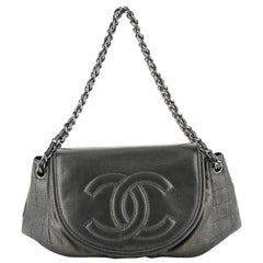 Chanel Sac à rabat demi-lune intemporel Caviar Medium