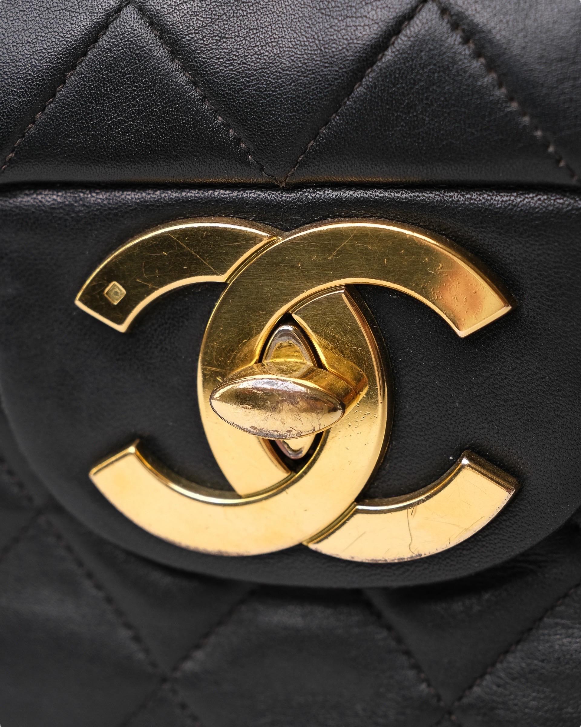 Borsa firmata Chanel, modello Timeless Vintage, misura Jumbo, realizzata in pelle liscia trapuntata nera con hardware dorati. Dotata di una patta con chiusura a girello logo CC, internamente rivestita in pelle liscia bordeaux, molto capiente,