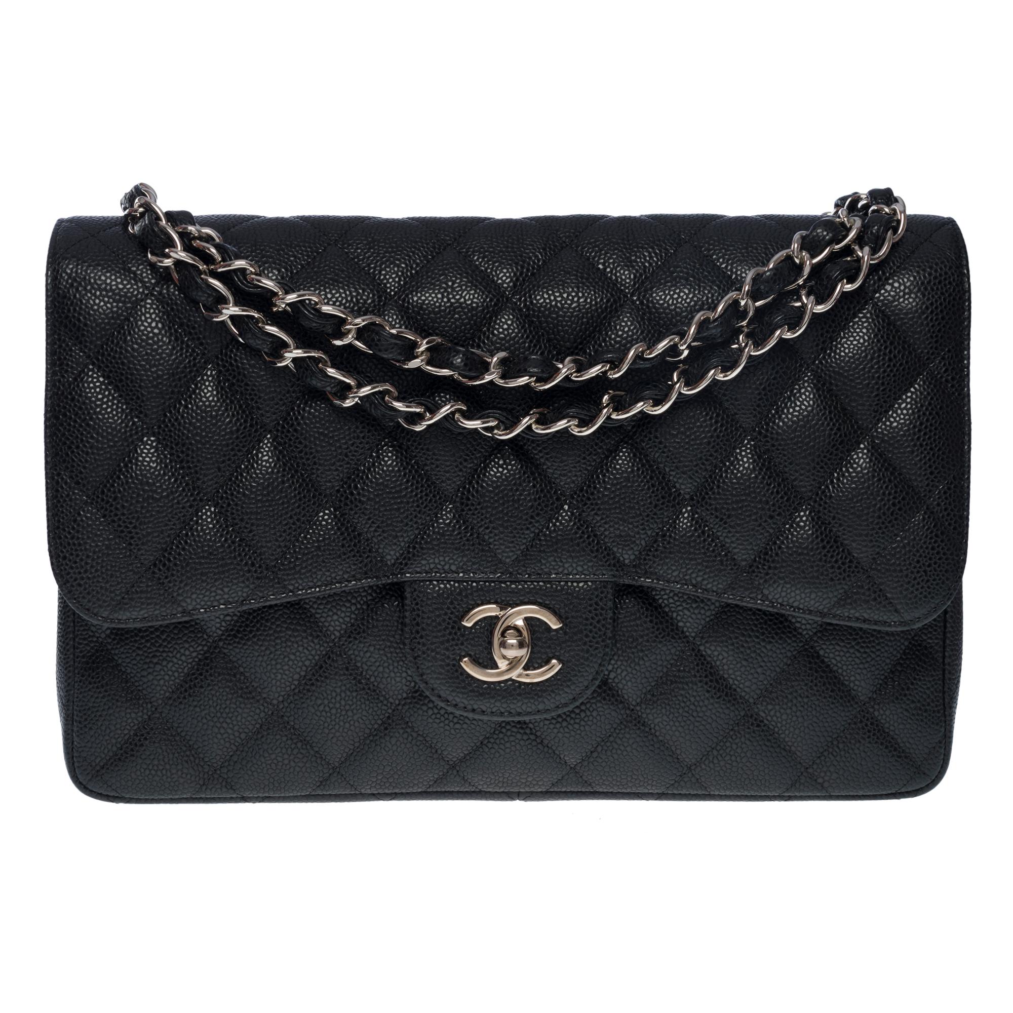 Exceptional Chanel Timeless Jumbo double flap shoulder bag in black caviar quilted leather, silver metal hardware, a chain-handle in silver interlaced with black caviar leather for a hand and shoulder

A patch pocket on the back of the bag
Flap