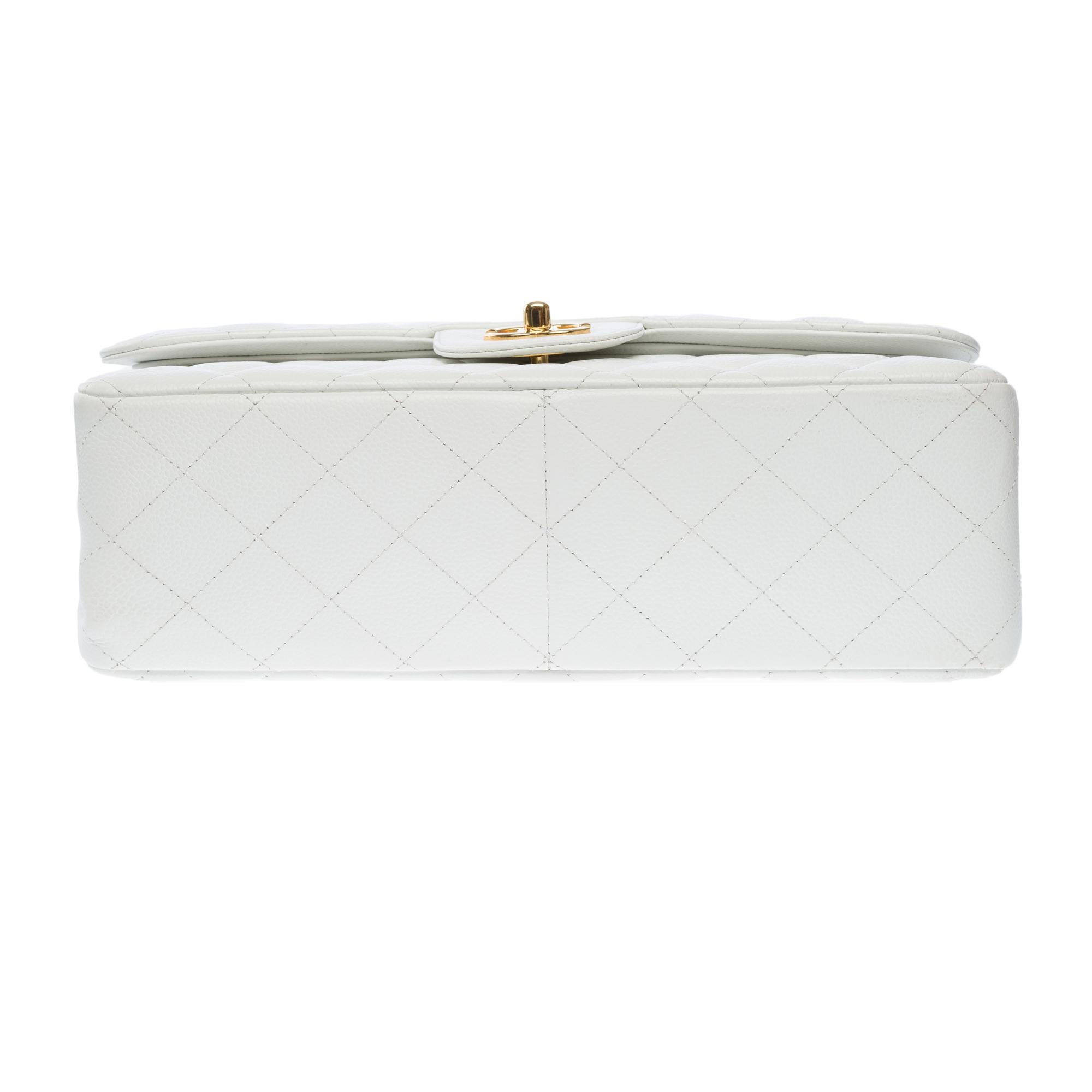 Bolso Chanel Timeless Jumbo de doble solapa en piel Caviar acolchada blanca, GHW 5