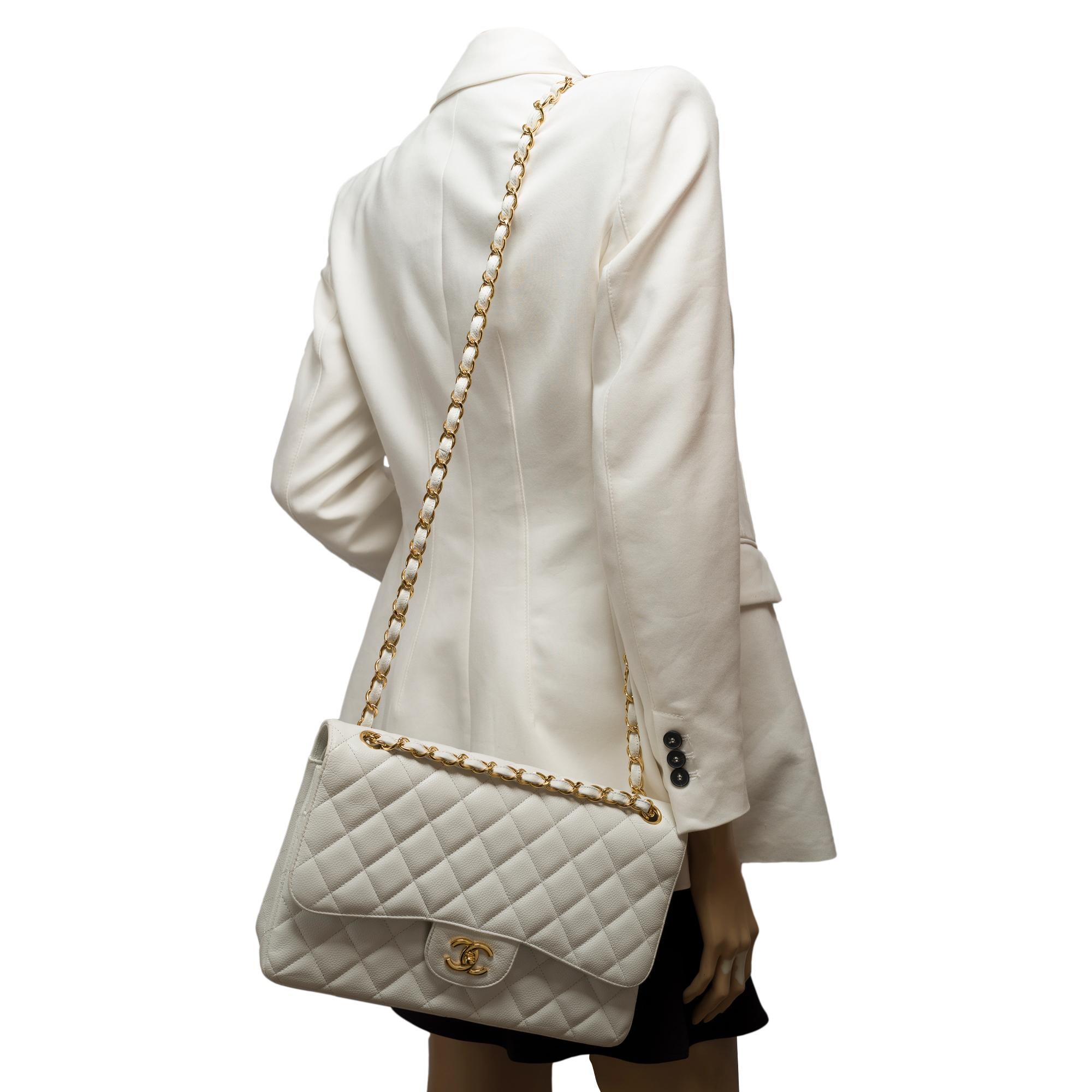 Bolso Chanel Timeless Jumbo de doble solapa en piel Caviar acolchada blanca, GHW 7