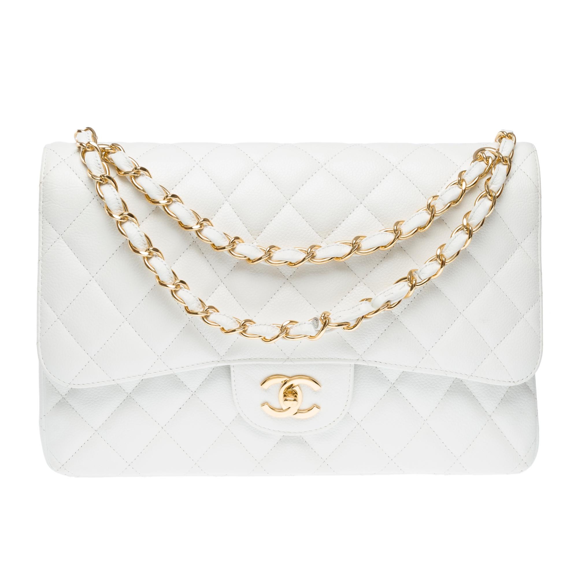 Majestic​ ​Chanel​ ​Timeless​ ​Jumbo​ ​double​ ​flap​ ​shoulder​ ​bag​ ​in​ ​white​ ​caviar​ ​leather,​ ​gold​ ​metal​ ​trim,​ ​a​ ​chain​ ​handle​ ​in​ ​gold​ ​metal​ ​interlaced​ ​with​ ​white​ ​leather​ ​for​ ​hand​ ​or​ ​shoulder​ ​or​