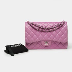 Chanel Timeless Jumbo Doppelklappe aus lila gestepptem Lammfellleder, PHW