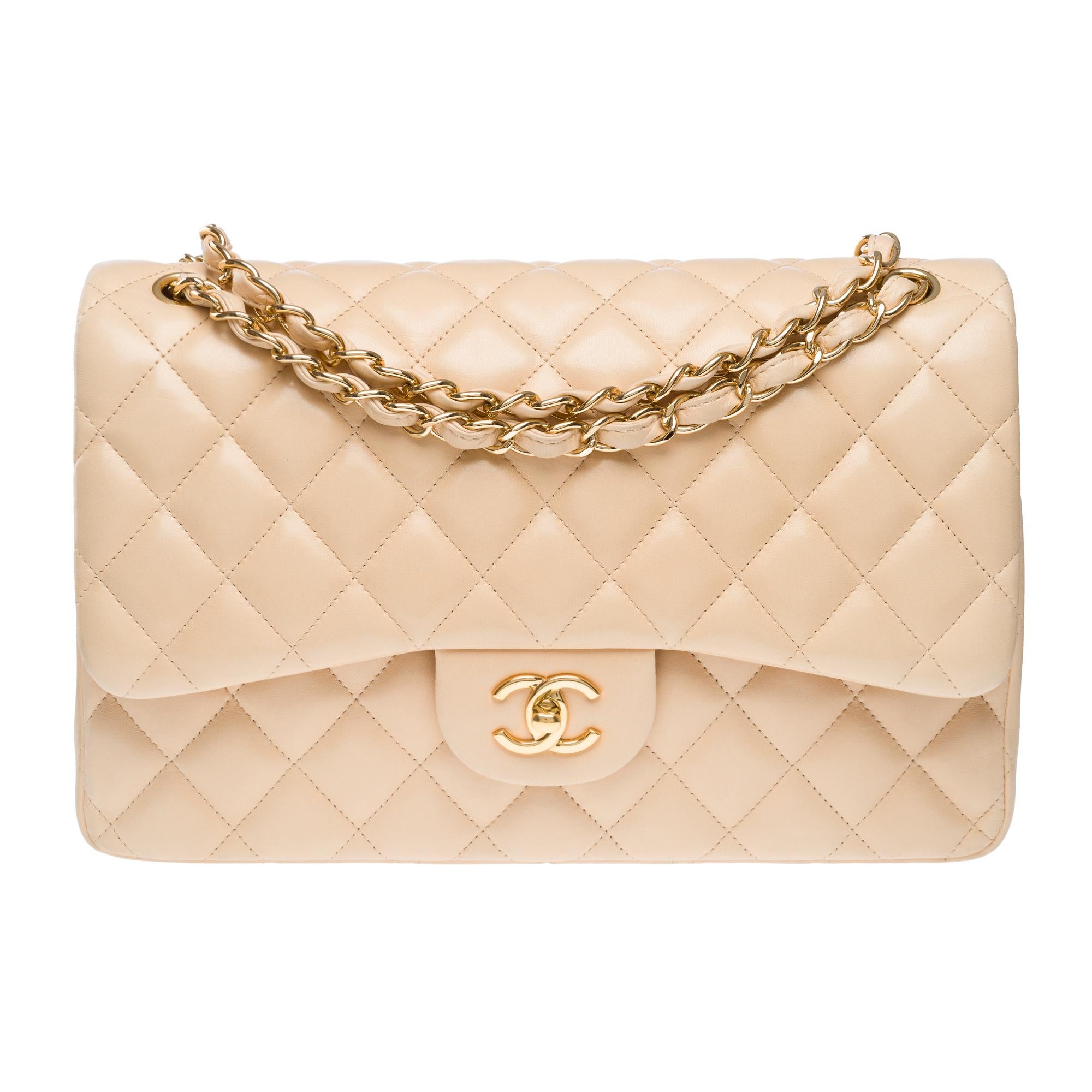 Chanel Timeless Jumbo double flap shoulder bag in beige quilted lambskin, GHW In Excellent Condition In Paris, IDF