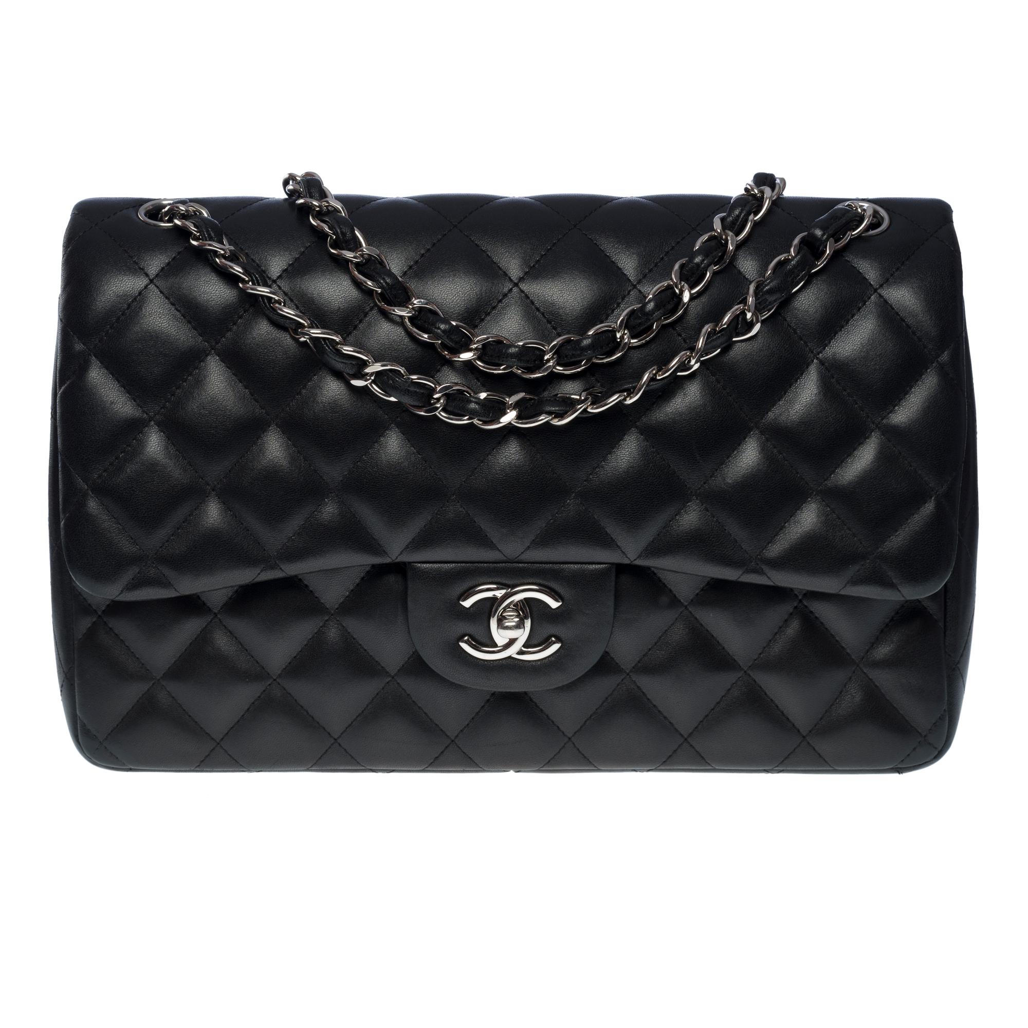 Fantastic Chanel Timeless Jumbo double flap shoulder bag  in black quilted lambskin leather, silver metal hardware, silver metal chain handle interlaced with black leather for hand support, Shoulder and crossbody carry

A patch pocket on the back of