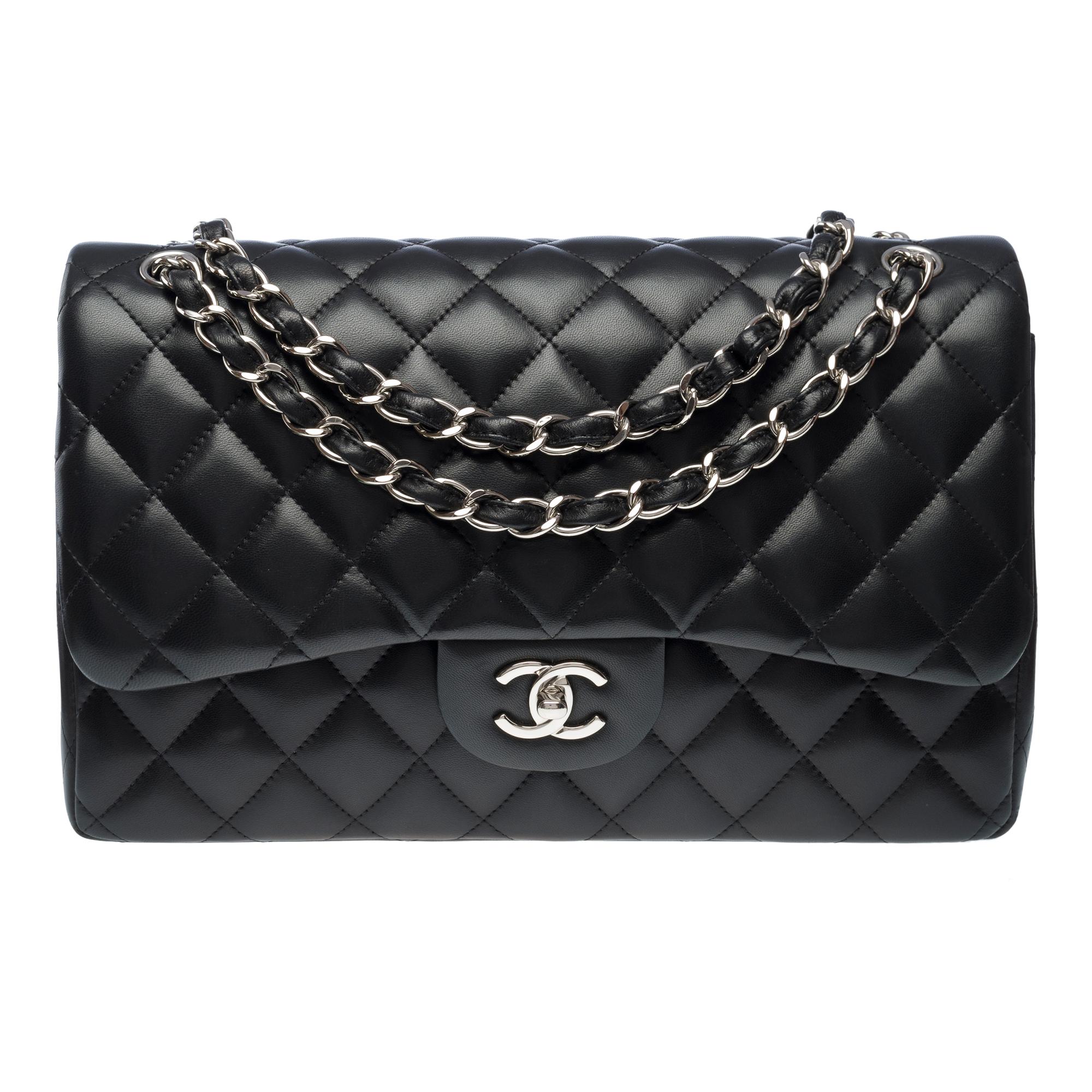 Chanel Timeless Jumbo double flap shoulder bag in black quilted lambskin , SHW In Good Condition For Sale In Paris, IDF