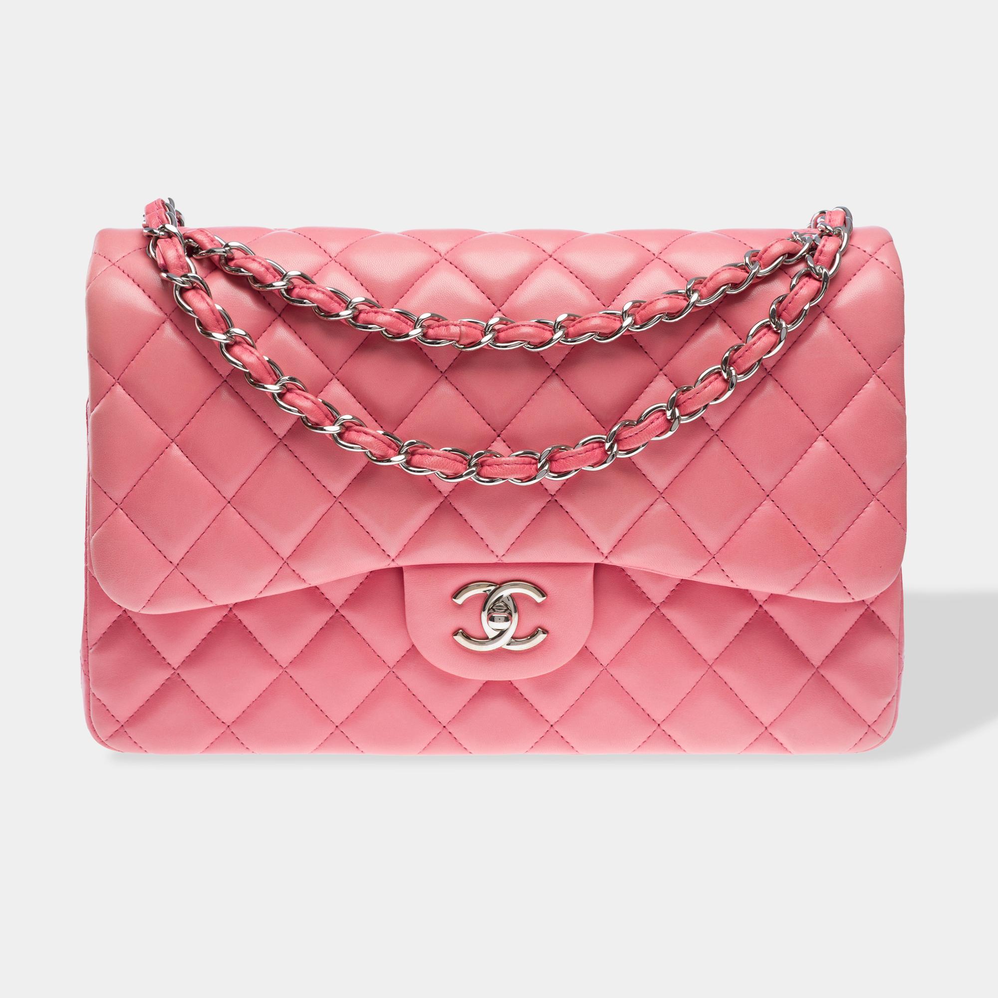Chanel Timeless Jumbo double flap shoulder bag in quilted Pink leather , PHW In Good Condition For Sale In Paris, IDF