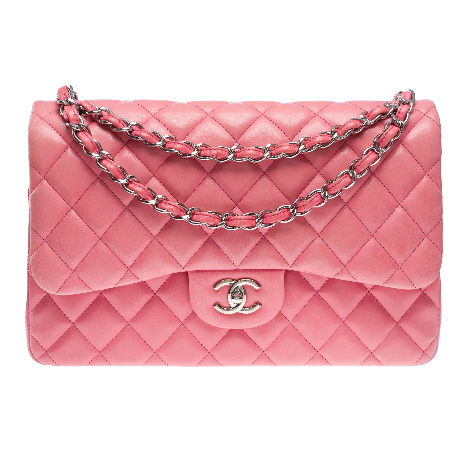 Women's Chanel Timeless Jumbo double flap shoulder bag in quilted Pink leather , PHW For Sale