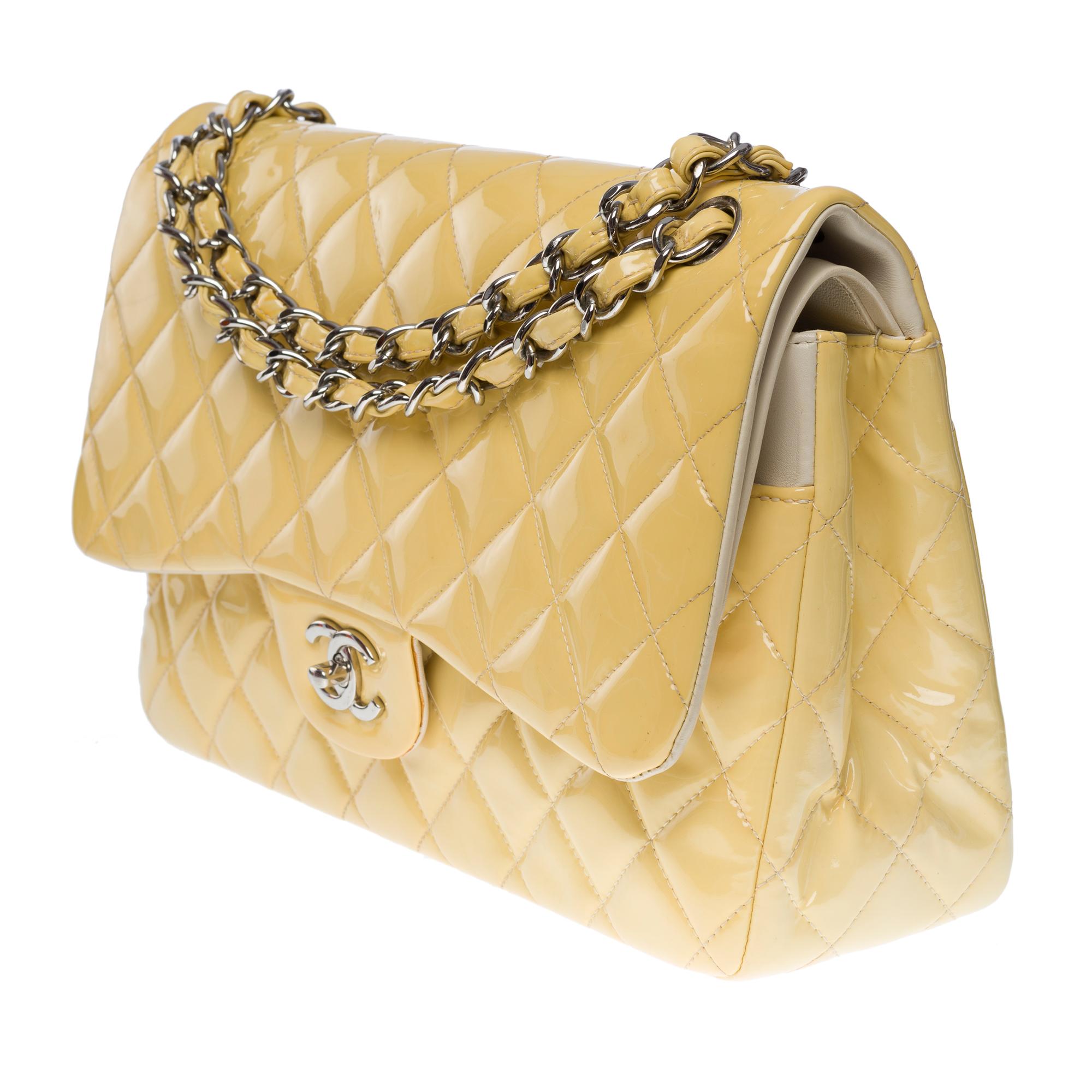 Chanel Timeless Jumbo double flap shoulder bag in yellow patent leather, SHW In Good Condition In Paris, IDF