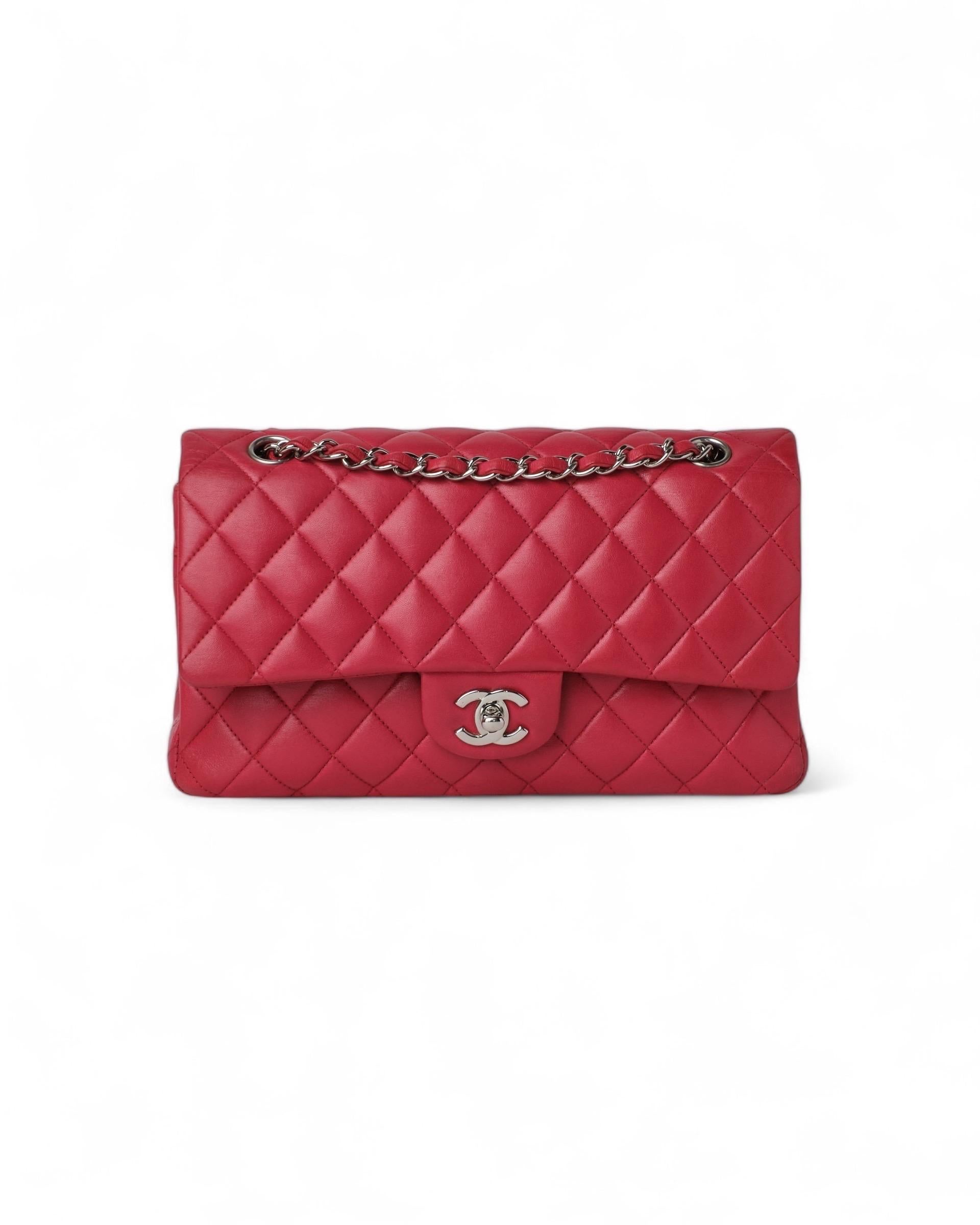 Borsa firmata Chanel, modello Jumbo Double flap, realizzata in pelle rossa trapuntata con hardware argento. Dotata di doppia patta,  una superiore con chiusura a logo CC, ed una interna con chisuura a bottone. Internamente rivestita in pelle tono su