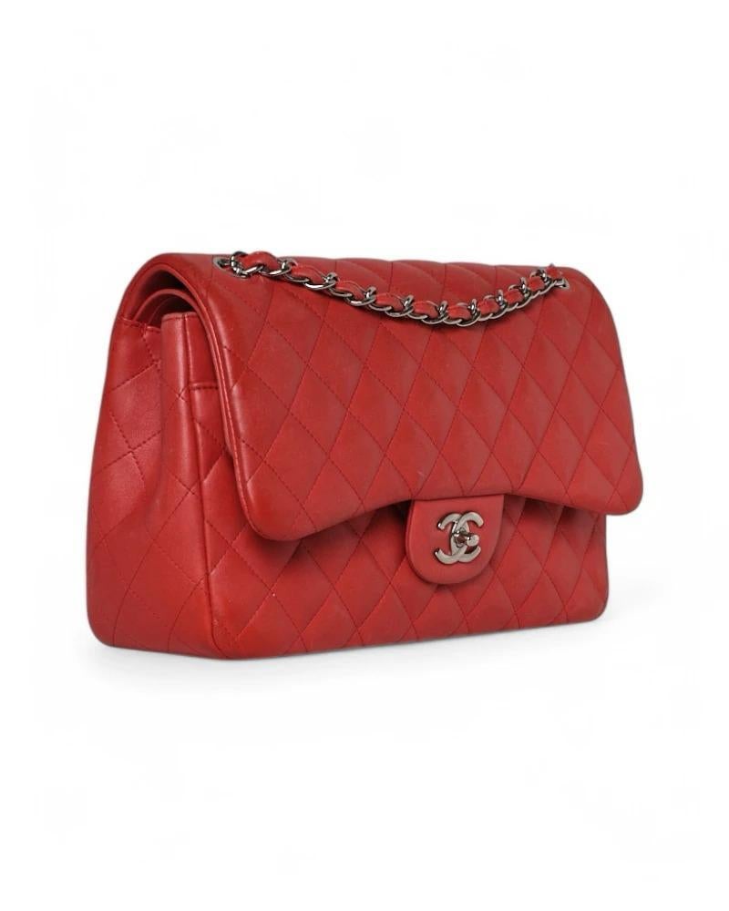 Borsa firmata Chanel, modello Jumbo Double flap, realizzata in pelle rossa trapuntata con hardware argento. Dotata di doppia patta,  una superiore con chiusura a logo CC, ed una interna con chisuua a bottone. Internamente rivestita in pelle tono su