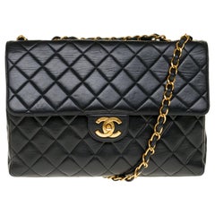 Chanel Timeless Jumbo shoulder bag in black quilted lambskin and golden hardware