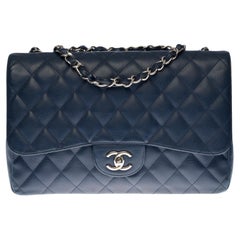 Sac à bandoulière Jumbo intemporel de Chanel en cuir caviar matelassé bleu marine:: SHW