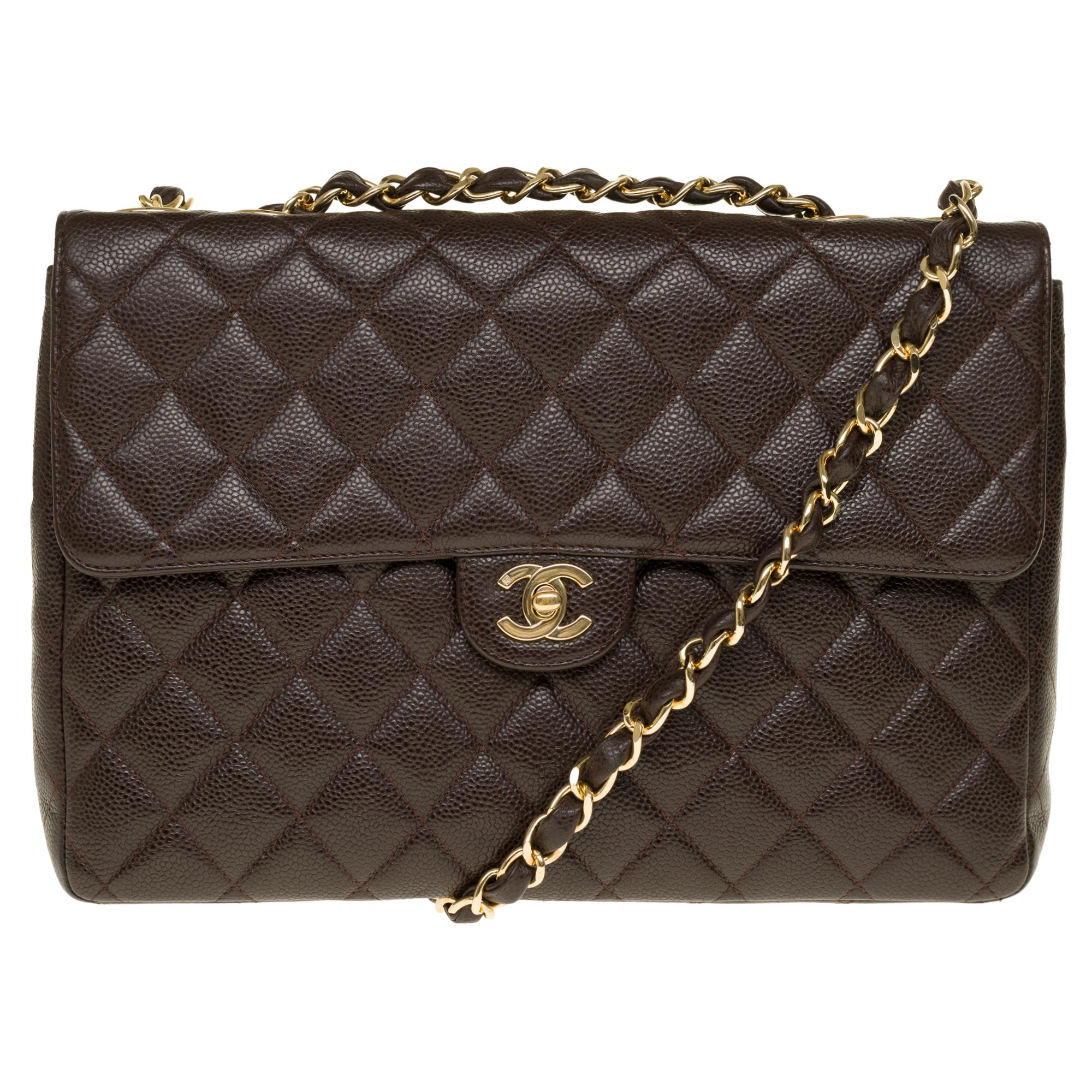 Beautiful Chanel Timeless Jumbo Handbag with simple flap in brown quilted caviar leather, gold metal hardware, a golden metal chain handle (new) intertwined with brown leather allowing a hand or shoulder or shoulder strap.

Closure with gold metal