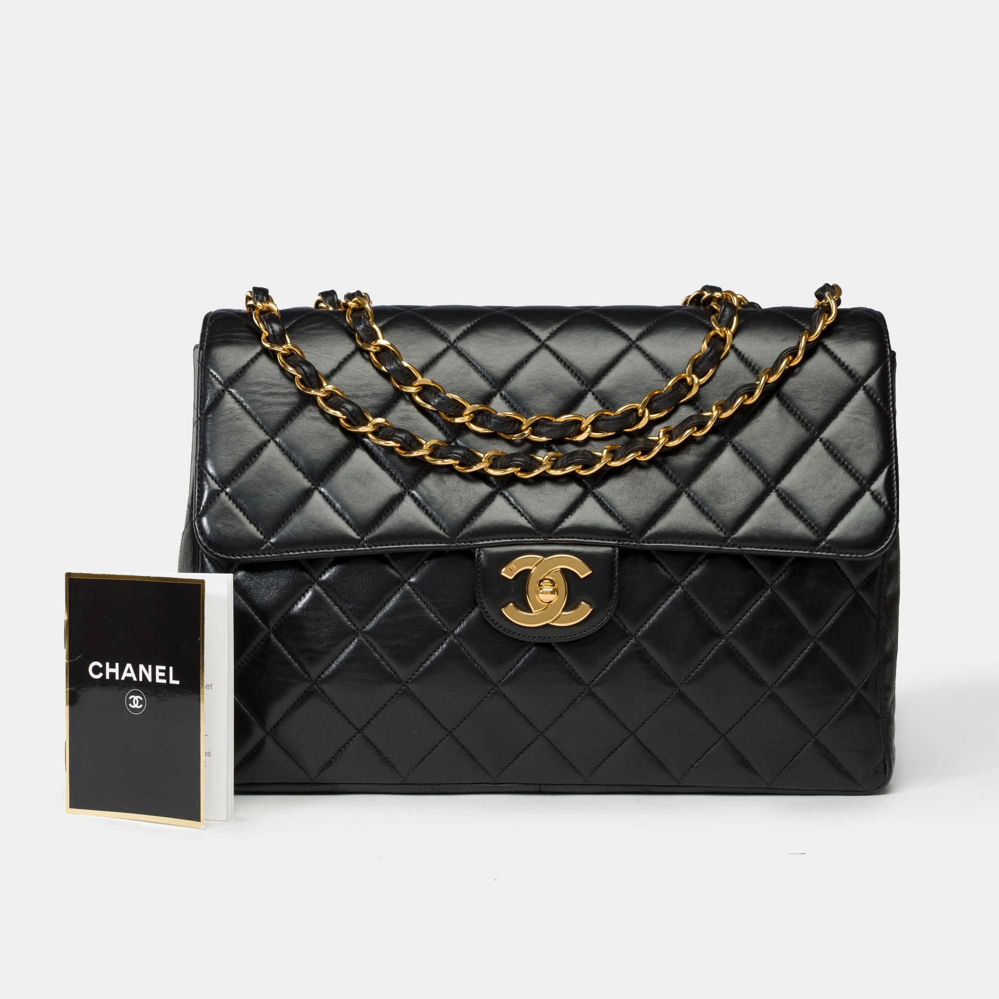 Majestic​ ​Chanel​ ​Timeless/Classique​ ​Jumbo​ ​single​ ​flap​ ​bag​ ​in​ ​black​ ​quilted​ ​lambskin​ ​leather,​ ​gold​ ​metal​ ​trim,​ ​a​ ​golden​ ​metal​ ​chain​ ​handle​ ​interlaced​ ​with​ ​black​ ​leather​ ​for​ ​a​ ​shoulder​ ​or​