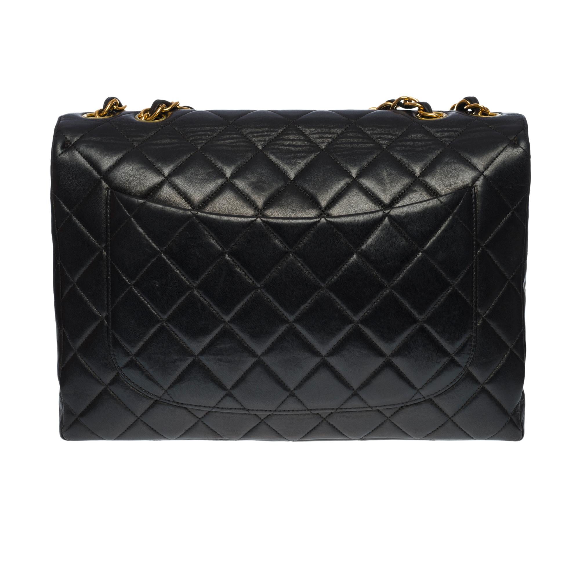 Majestic​ ​Chanel​ ​Timeless/Classic​ ​Jumbo​ ​single​ ​flap​ ​shoulder​ ​bag​ ​in​ ​black​ ​quilted​ ​lambskin​ ​leather,​ ​with​ ​gold-tone​ ​metal​ ​trim,​ ​a​ ​gold-tone​ ​metal​ ​chain​ ​handle​ ​intertwined​ ​with​ ​black​ ​leather​ ​for​