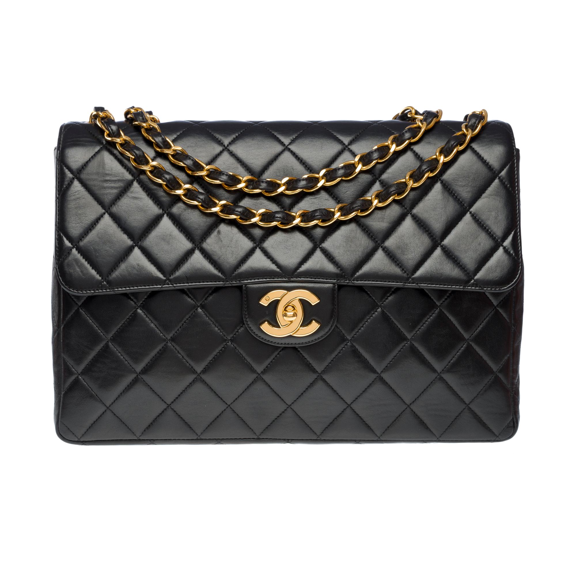 Chanel Timeless Jumbo single flap shoulder bag in black quilted lambskin, GHW In Good Condition In Paris, IDF