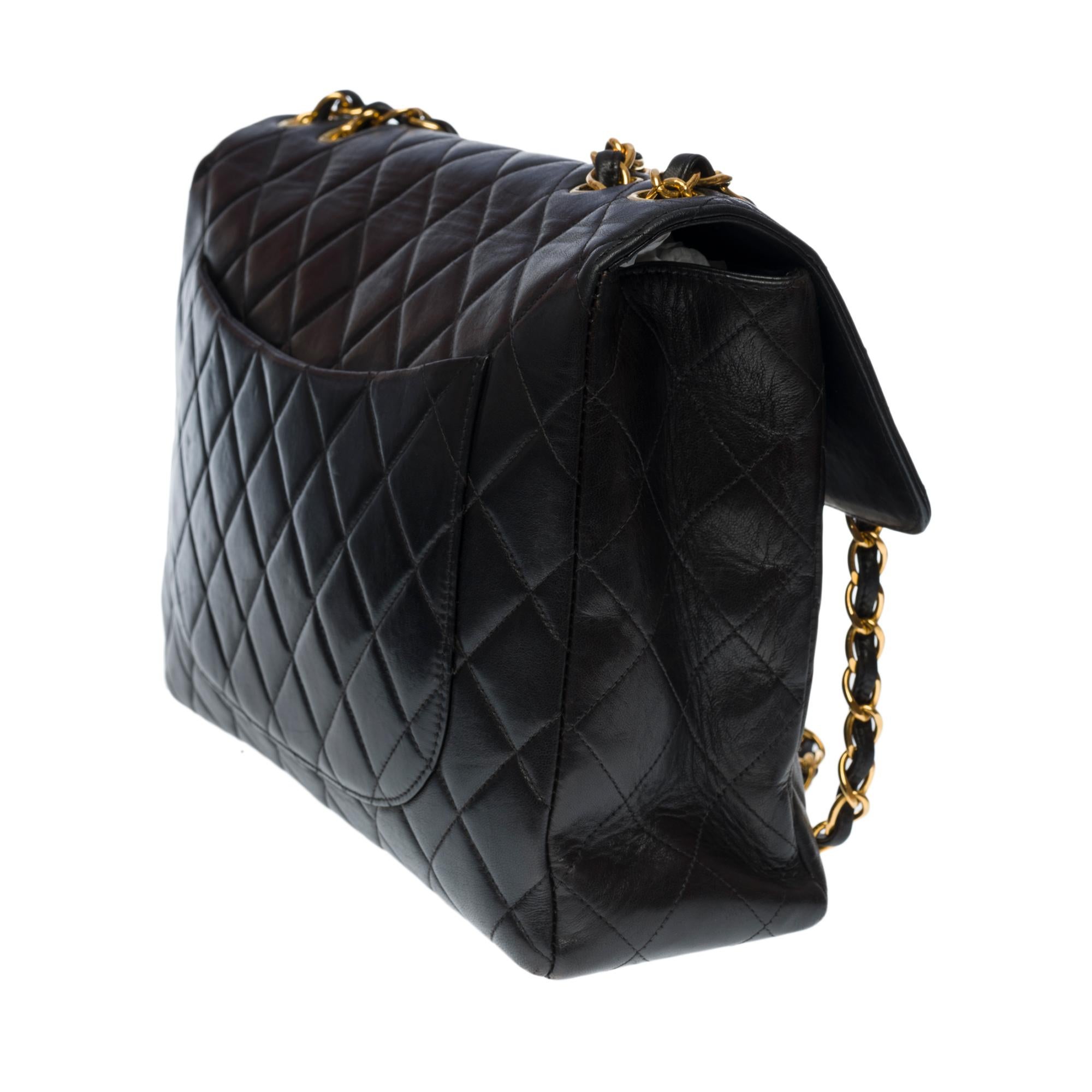 Chanel Timeless Jumbo single flap shoulder bag in black quilted lambskin, GHW In Good Condition For Sale In Paris, IDF