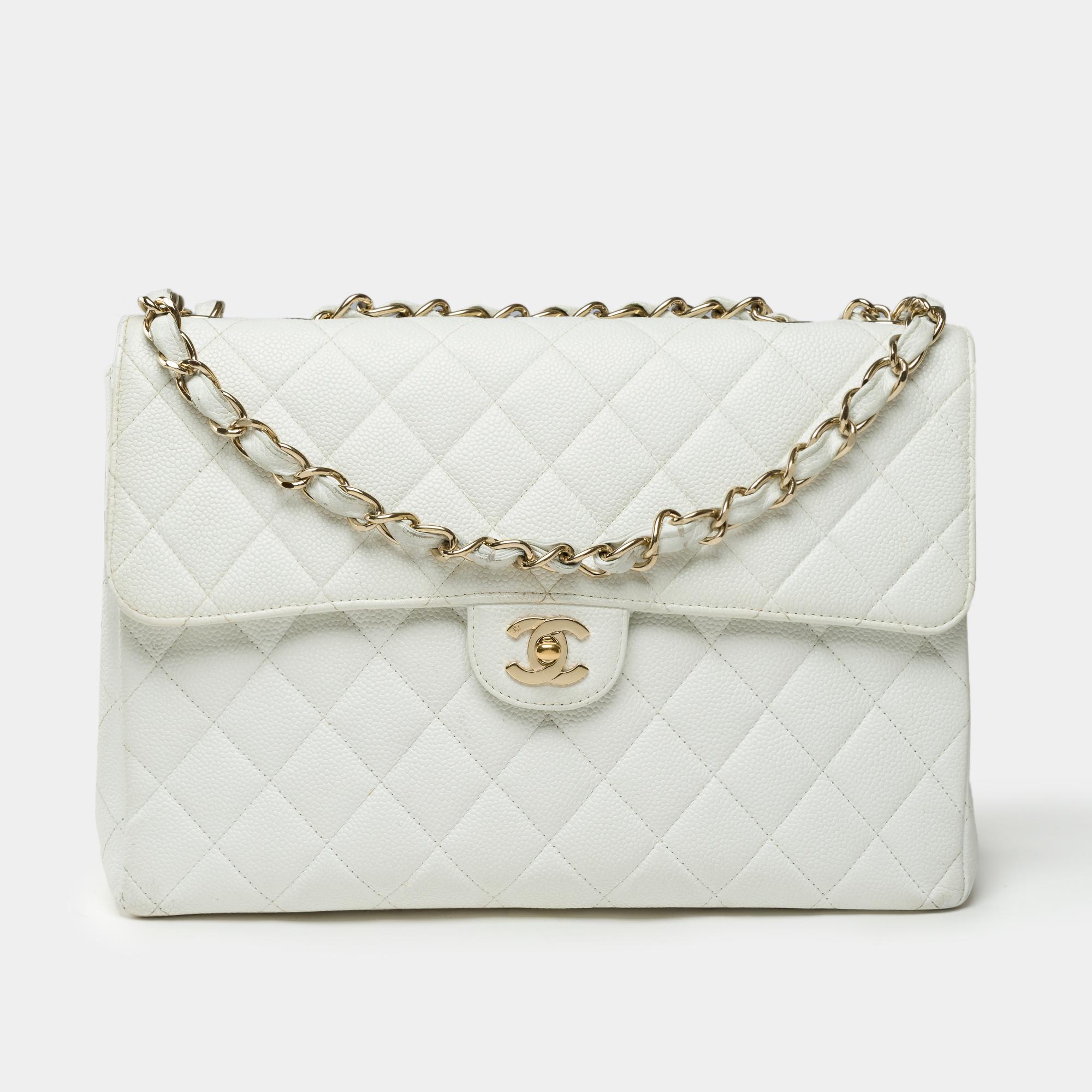 Majestuoso bolso Chanel Timeless/Classique Jumbo de una sola solapa en piel de caviar acolchada blanca, con herrajes dorados y asa de cadena dorada entrelazada con piel blanca para llevarlo al hombro o cruzado

Bolsillo plano en la parte trasera de