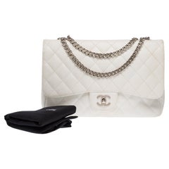 Sac à bandoulière à rabat unique Timeless de Chanel en cuir caviar blanc, PHW