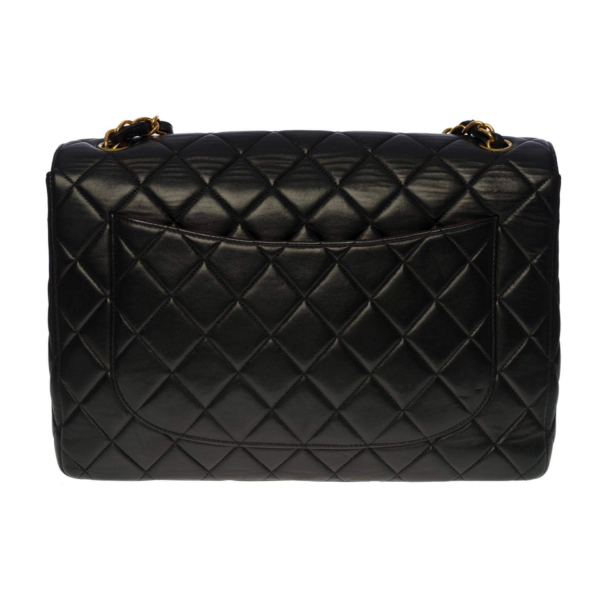 Majestic Chanel Timeless/Classic Jumbo flap bag in black quilted lambskin leather, gold-tone hardware, a gold-tone chain handle interlaced with black leather for a shoulder and shoulder strap

Backpack pocket
Flap closure, gold CC logo clasp
Single