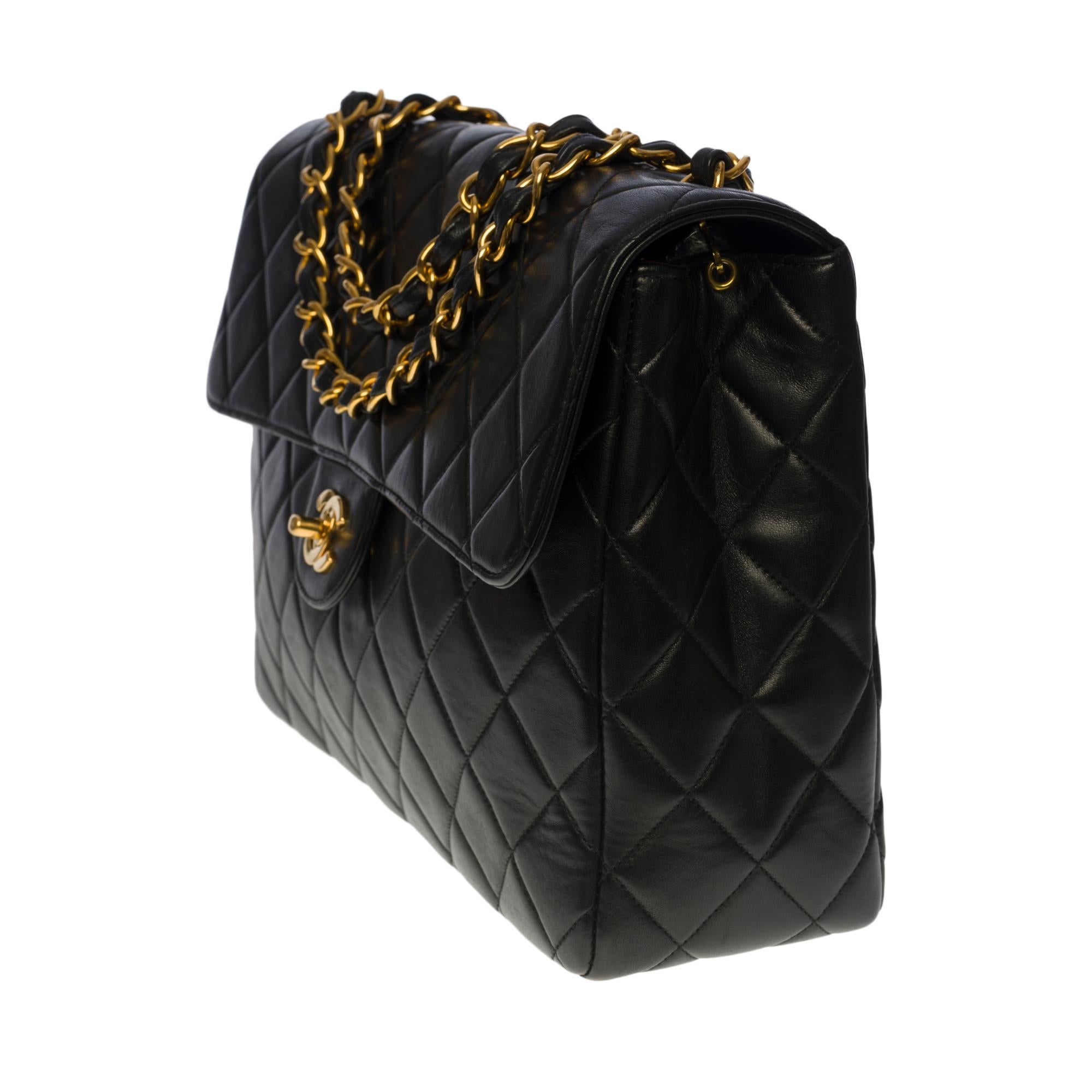 Chanel Timeless Jumbo single shoulder flap bag in black quilted lambskin, GHW In Good Condition For Sale In Paris, IDF