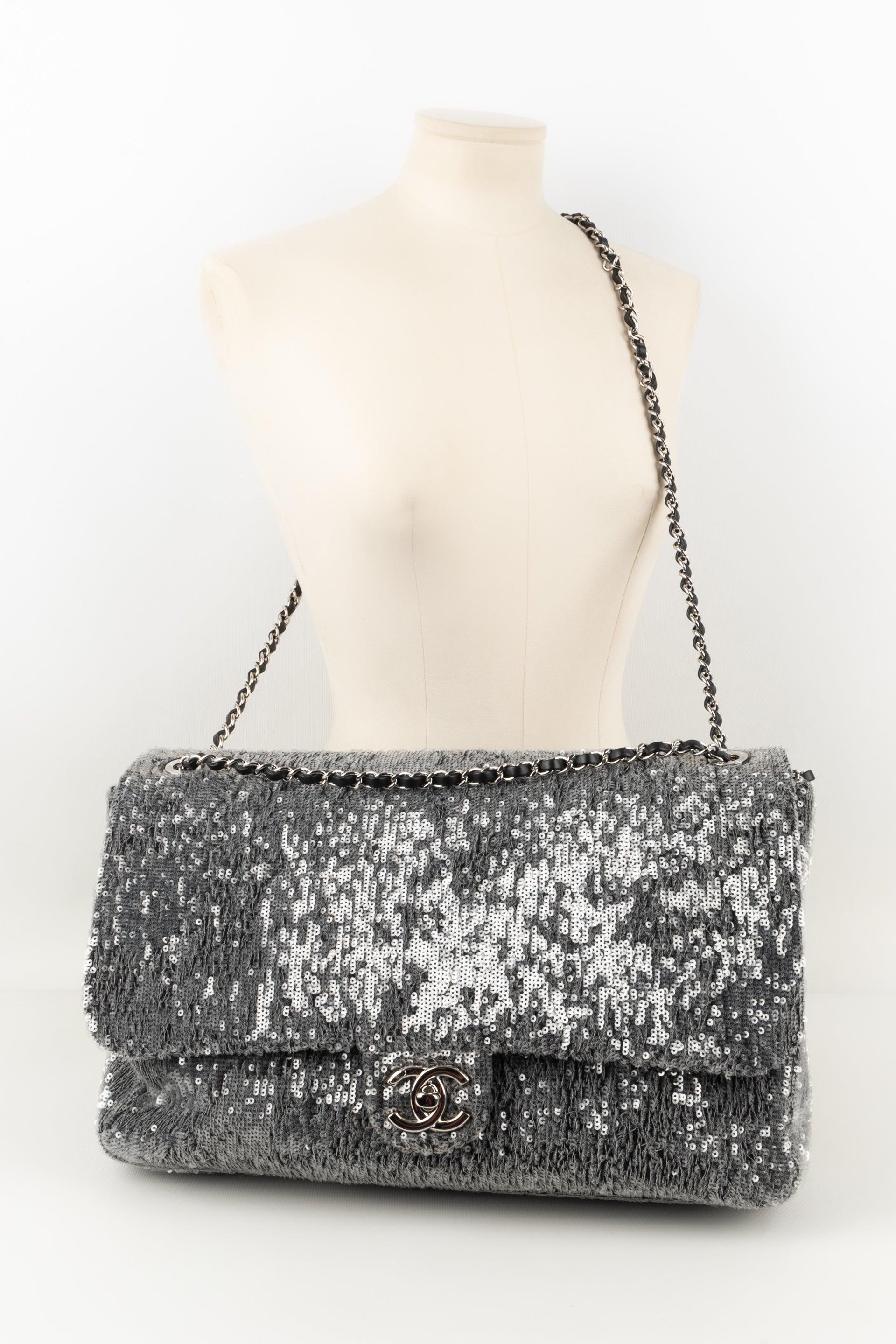Chanel - (Made in Italy) Leather bag with grey sequins. Silvery metal elements. Sold with its serial number. 2018/2019 Collection. Bag from private sales.

Additional information:
Condition: Very good condition
Dimensions: Length: 38 cm - Height: 24