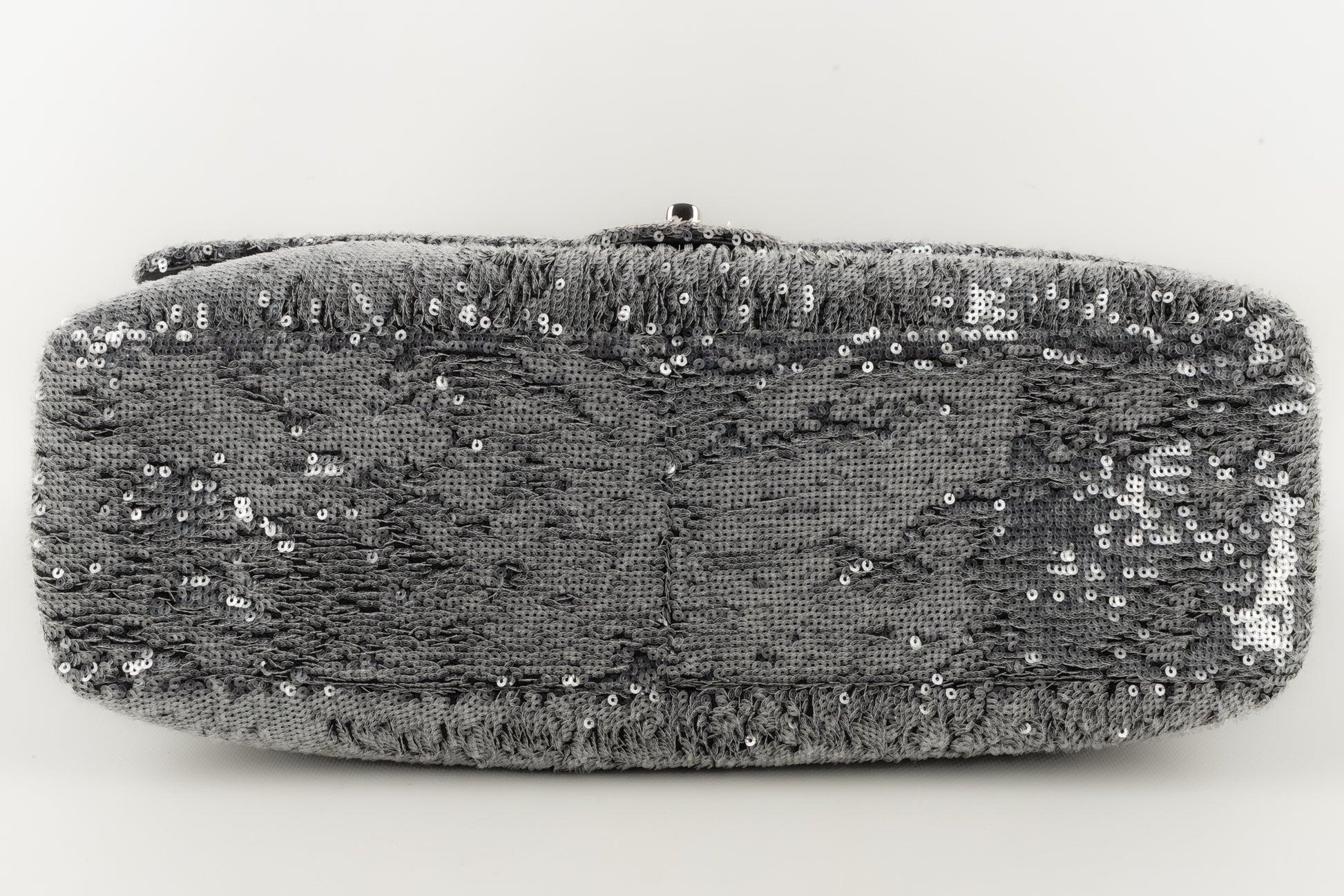 Sac Chanel Timeless avec paillettes grises, Maxi Jumbo en vente 2