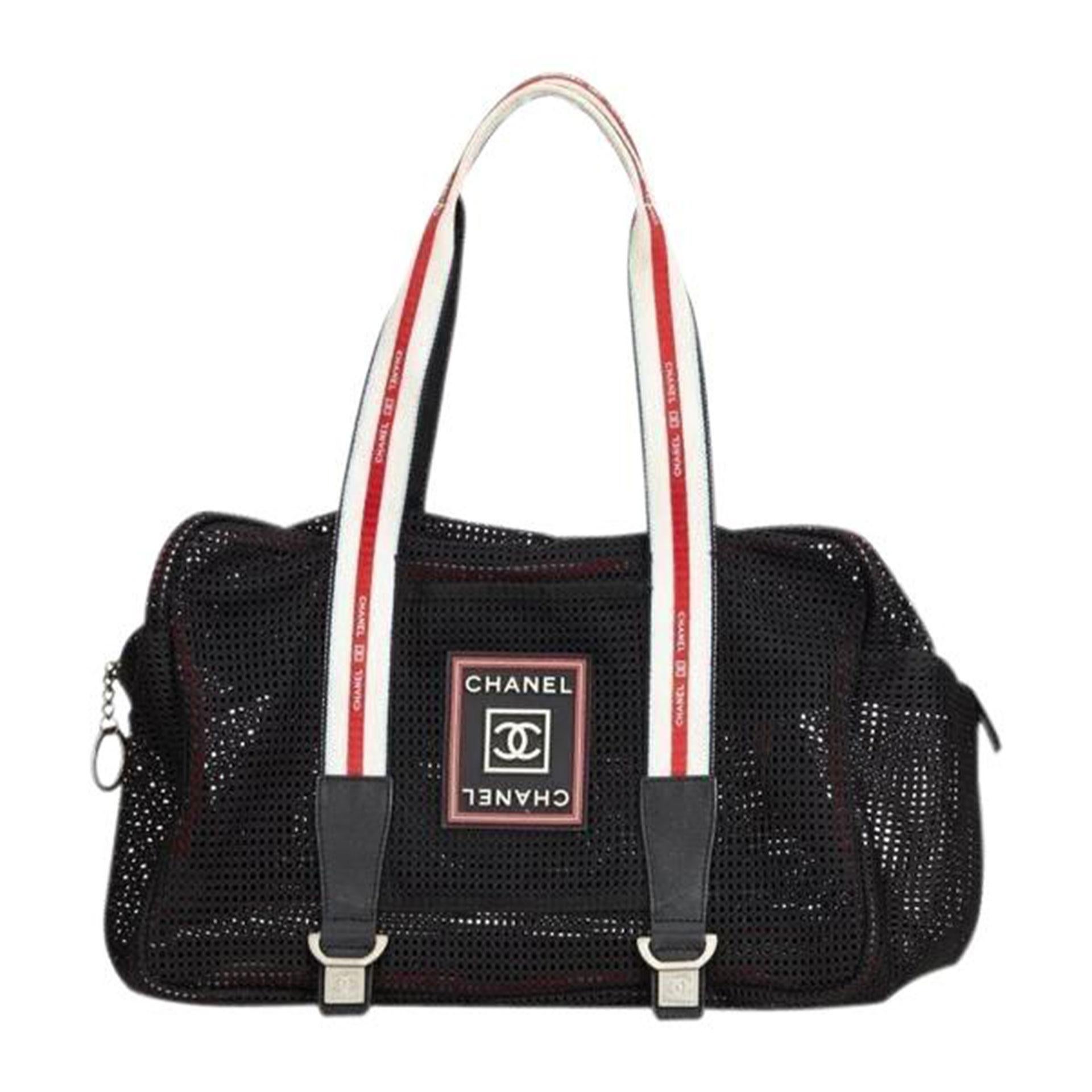Medium sized Chanel black mesh sport bag with expandable snap detail

2006 {VINTAGE 16 Years}
Silver hardware
Lambskin leather detail
Rubber Chanel stamped logo
Zipper closure
Interior red sport trim
Large interior center pocket
Strap drop: 8”
8” H