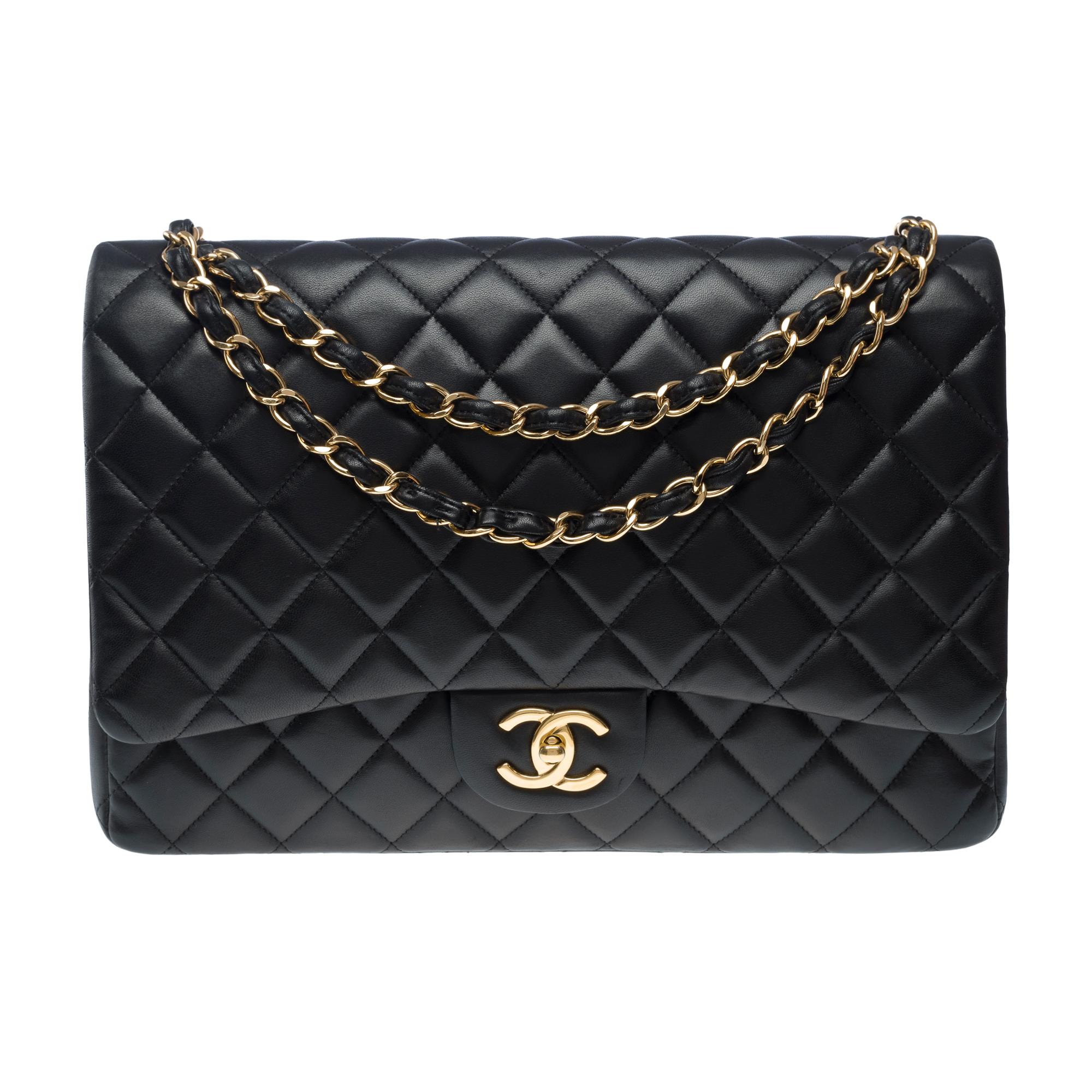 Chanel Timeless Maxi Jumbo double flap shoulder bag in Black quilted lamb, GHW In Good Condition For Sale In Paris, IDF