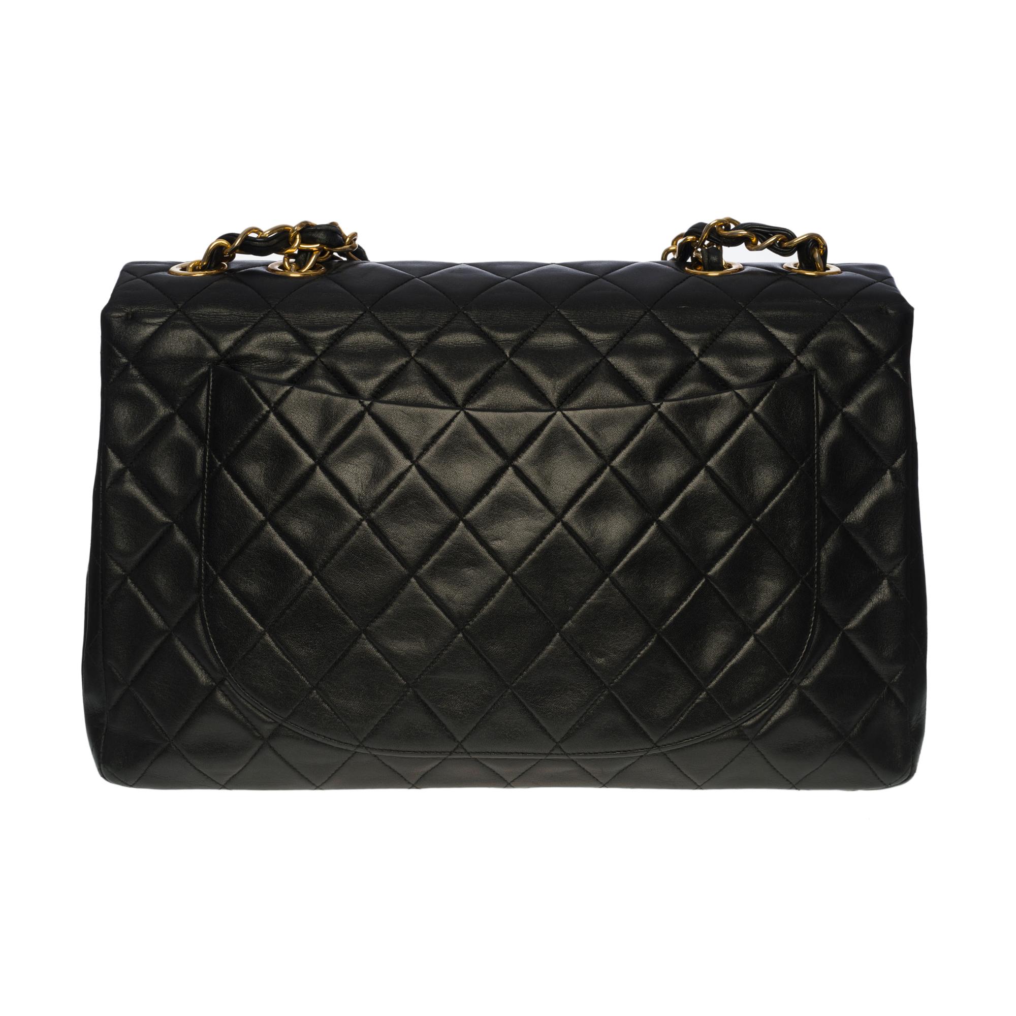 Majestic Chanel Timeless/Classic Maxi Jumbo flap bag in black quilted leather, gold-tone hardware, a gold-tone metal chain handle interlaced with black leather for shoulder and shoulder strap

Backpack pocket
Flap closure with gold CC logo clasp 