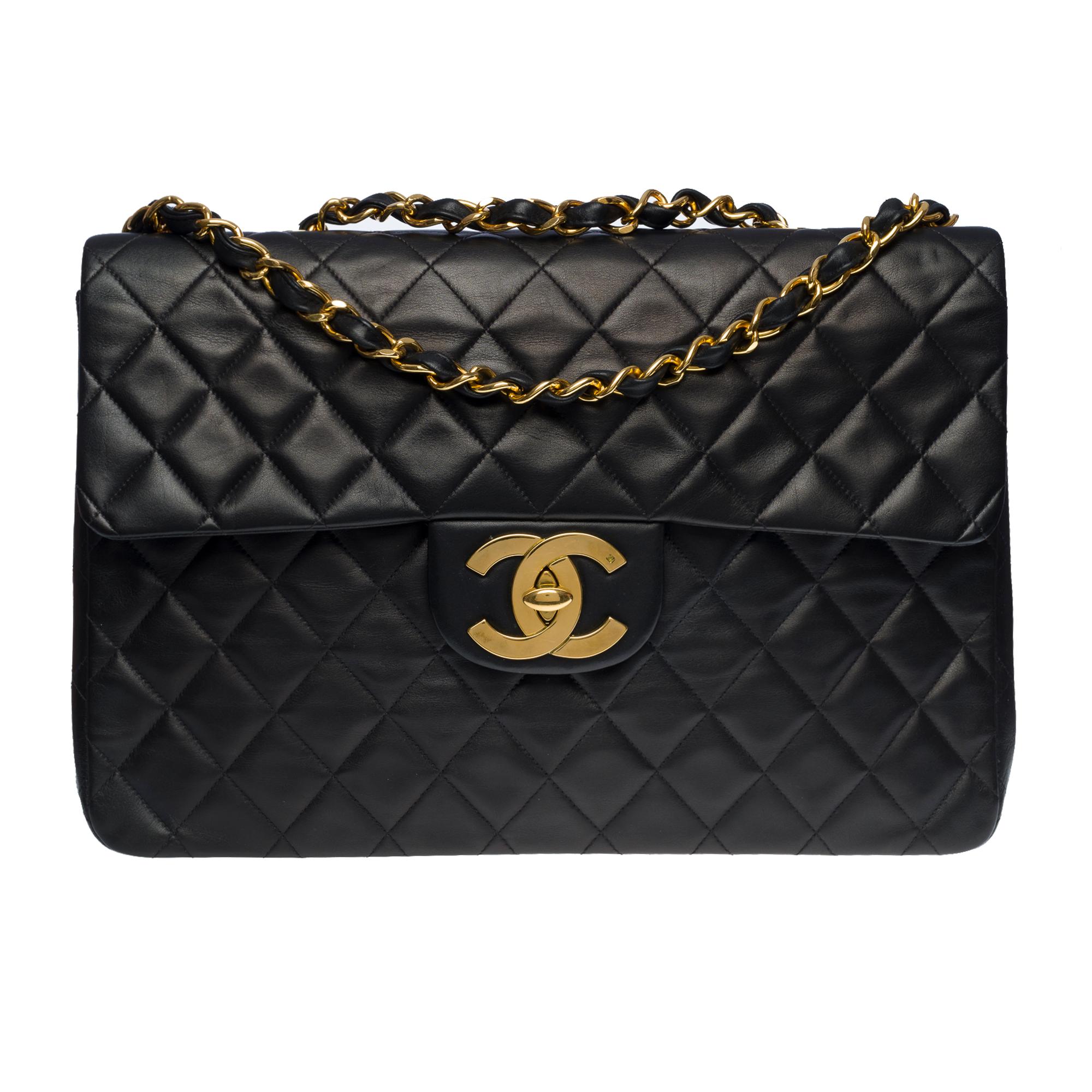 Majestic Chanel Timeless/Classic Maxi Jumbo single shoulder flap bag in black quilted lambskin leather, gold-tone metal hardware, a gold-tone metal chain handle interwoven with black leather for a shoulder and shoulder strap
A patch pocket on the