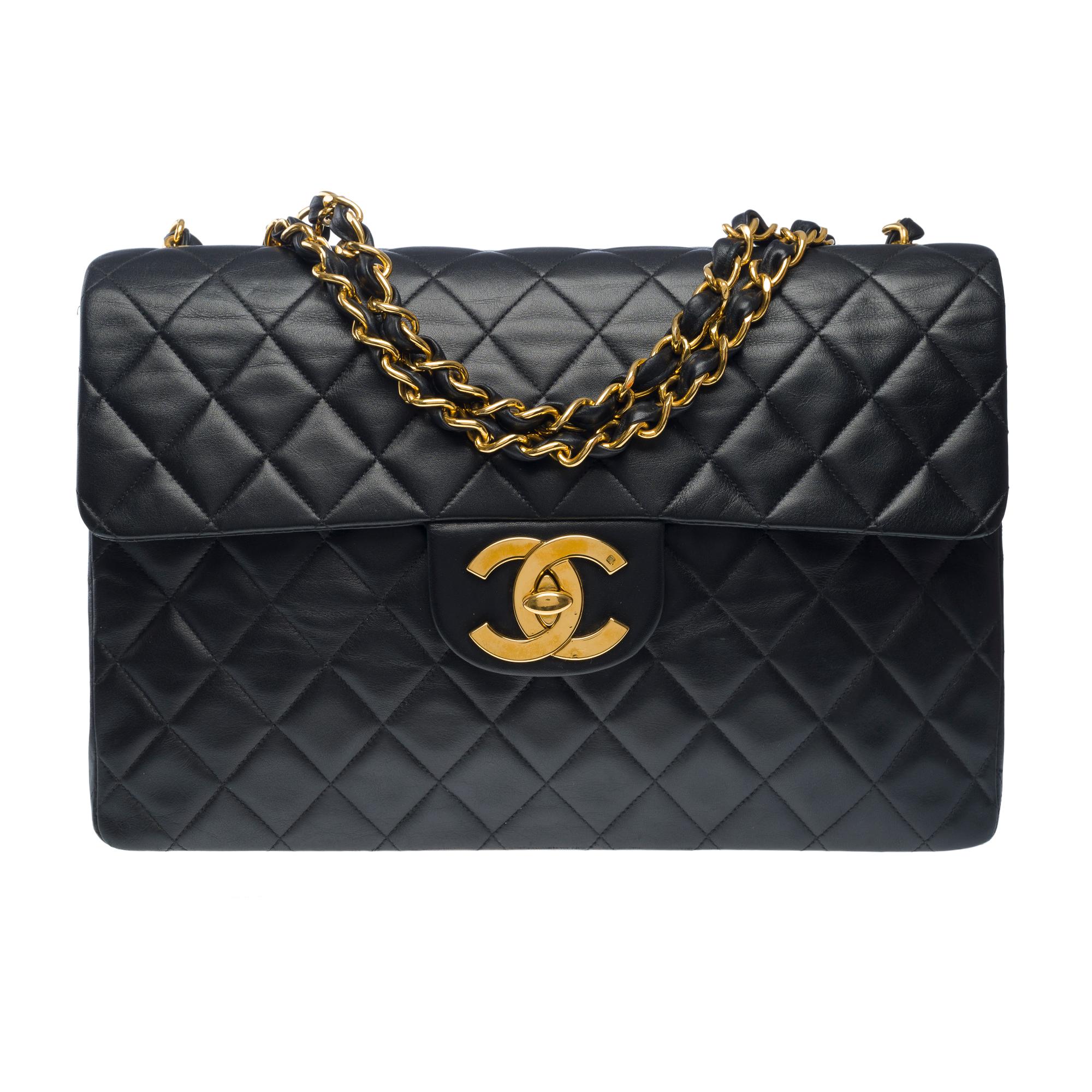 Majestic Chanel Timeless Maxi Jumbo Überschlagtasche aus schwarzem, gestepptem Lammleder, goldene Metallverzierungen, ein goldener Metallkettengriff, der mit schwarzem Leder verflochten ist, für eine Schulter- oder Crossbody-Tasche

Eine aufgesetzte