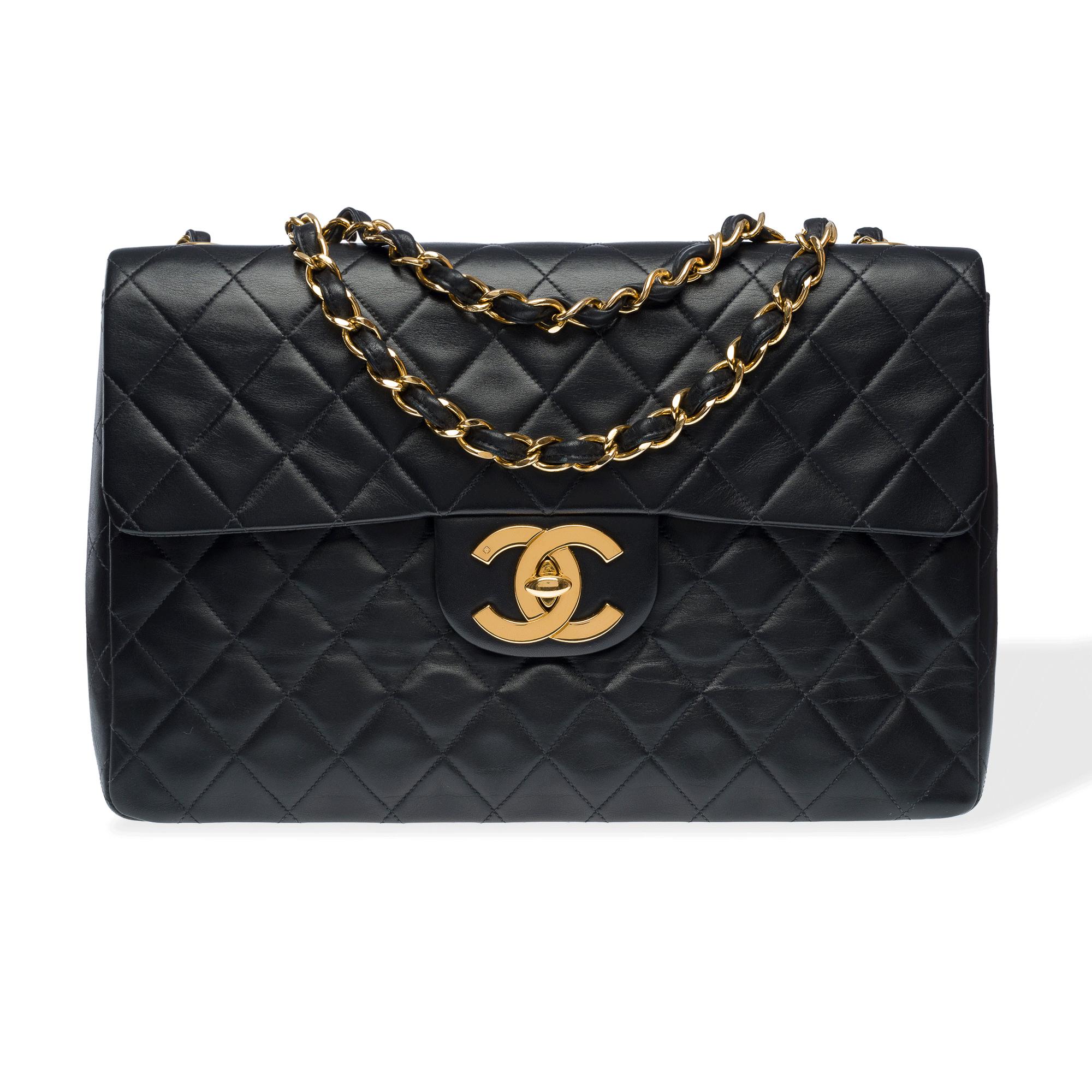 Majestic​ ​Chanel​ ​Timeless​ ​Maxi​ ​Jumbo​ ​flap​ ​bag​ ​in​ ​black​ ​quilted​ ​lambskin​ ​leather,​ ​with​ ​gold-tone​ ​metal​ ​trim,​ ​a​ ​gold-tone​ ​metal​ ​chain​ ​handle​ ​intertwined​ ​with​ ​black​ ​leather​ ​for​ ​shoulder​ ​or​