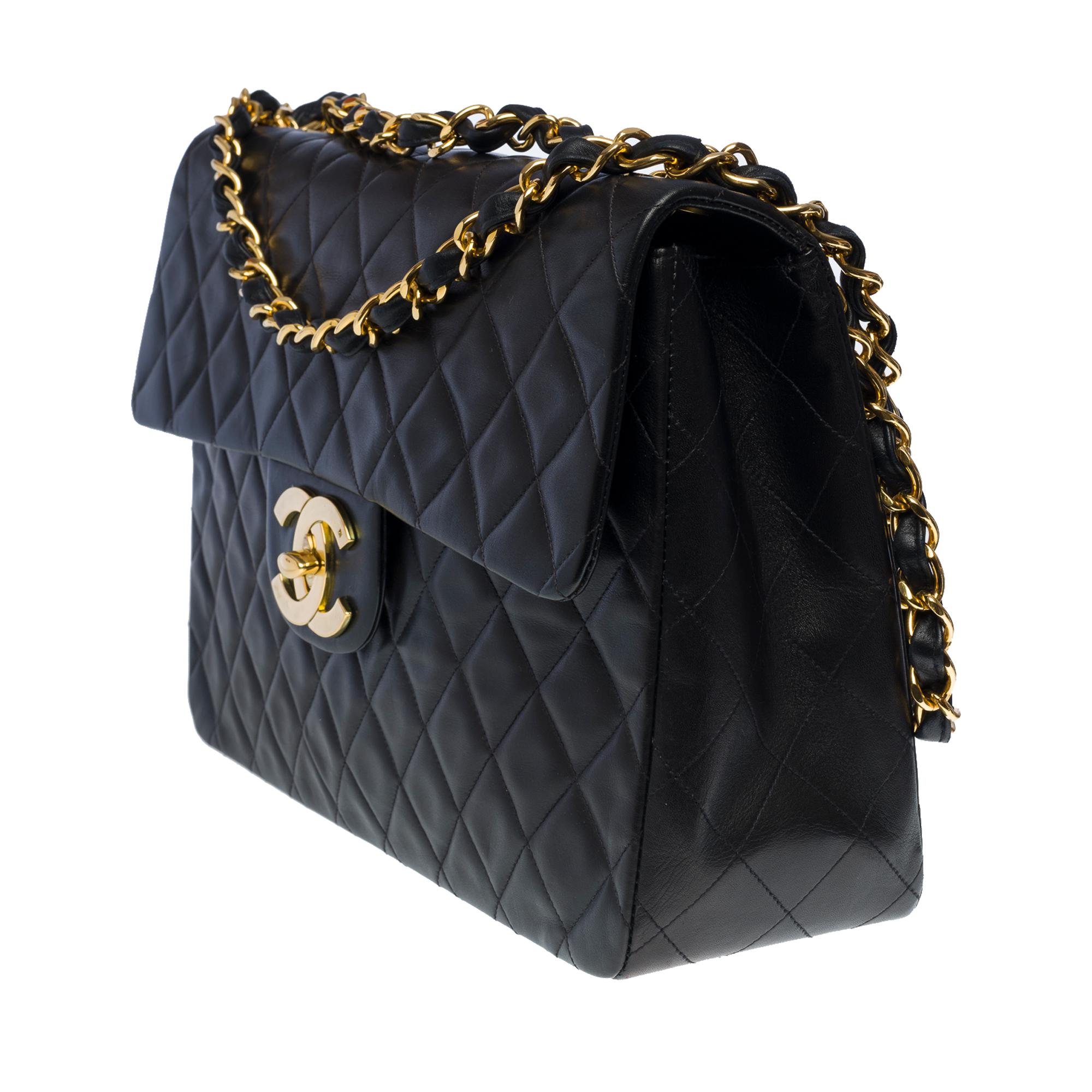 Chanel Timeless Maxi Jumbo flap shoulder bag in black quilted lambskin, GHW In Excellent Condition In Paris, IDF