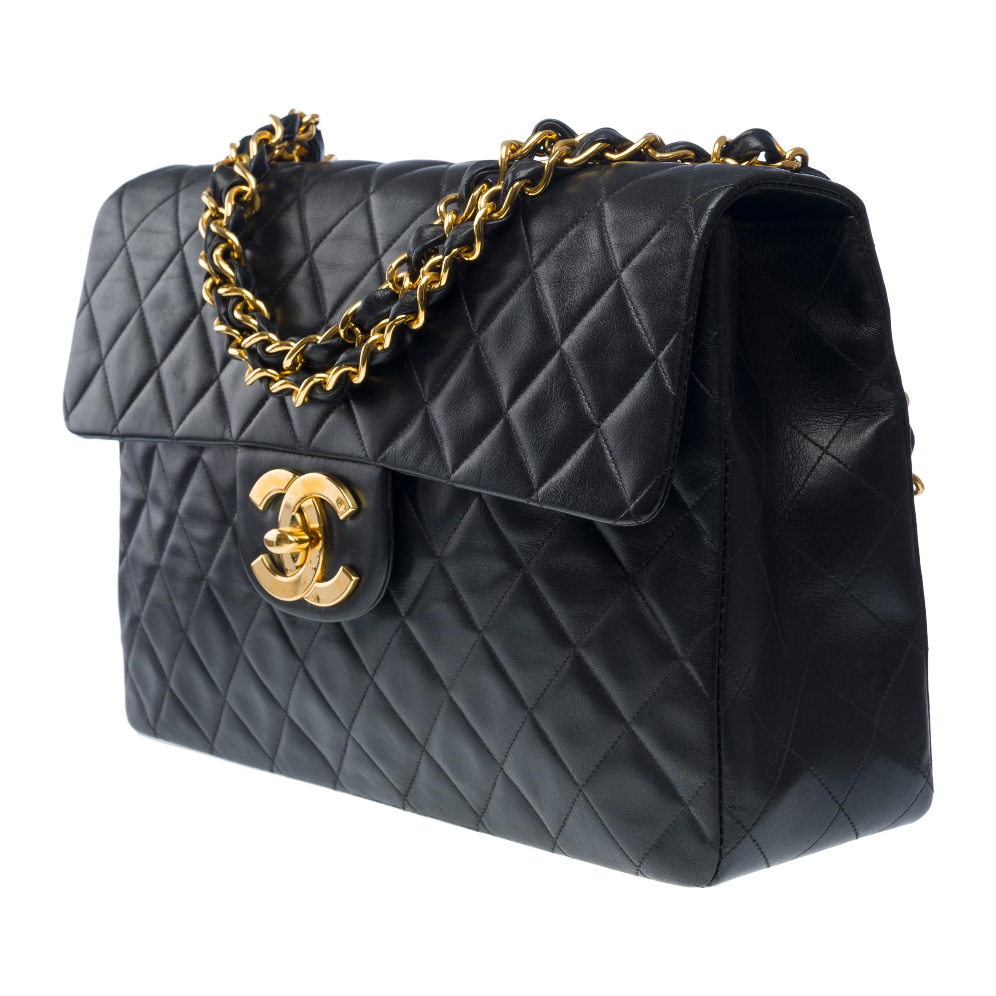 Chanel Timeless Maxi Jumbo flap shoulder bag in black quilted lambskin, GHW In Good Condition For Sale In Paris, IDF
