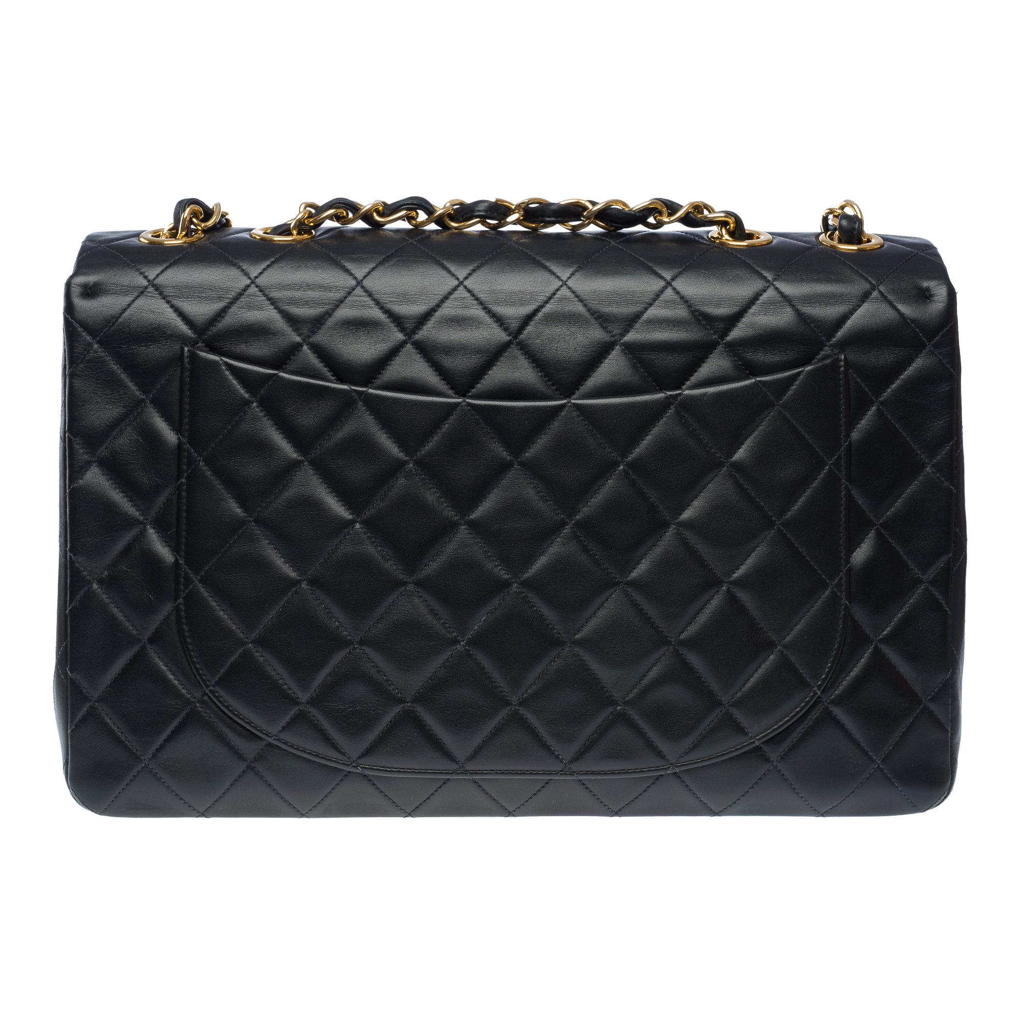 Chanel Timeless Maxi Jumbo flap shoulder bag in black quilted lambskin, GHW In Excellent Condition For Sale In Paris, IDF