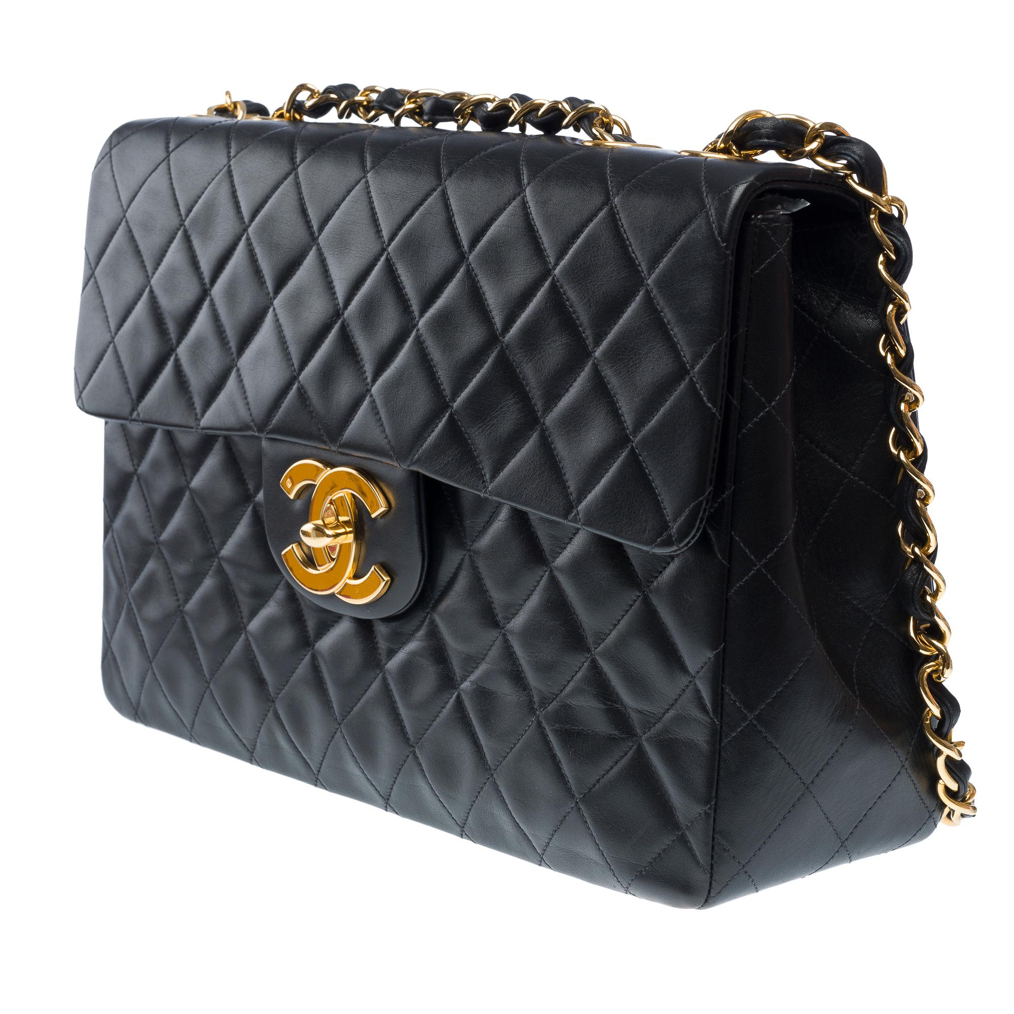 Women's Chanel Timeless Maxi Jumbo flap shoulder bag in black quilted lambskin, GHW For Sale