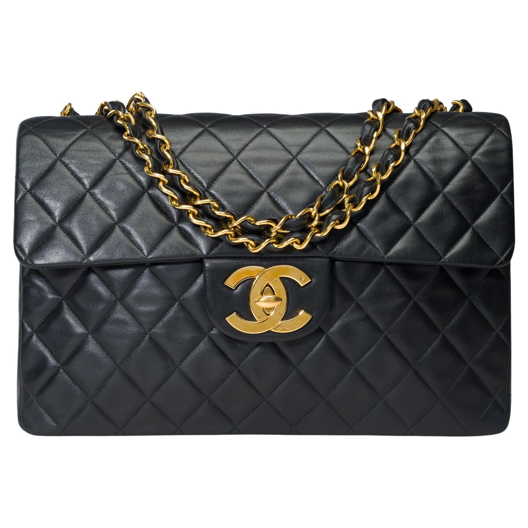 Chanel Timeless Maxi Jumbo flap shoulder bag in black quilted lambskin, GHW For Sale