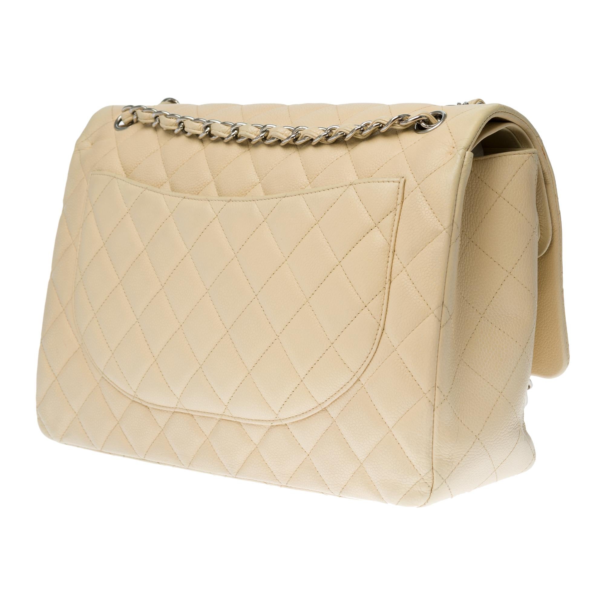 Chanel Timeless Maxi Jumbo shoulder bag in beige quilted caviar leather, SHW In Good Condition In Paris, IDF