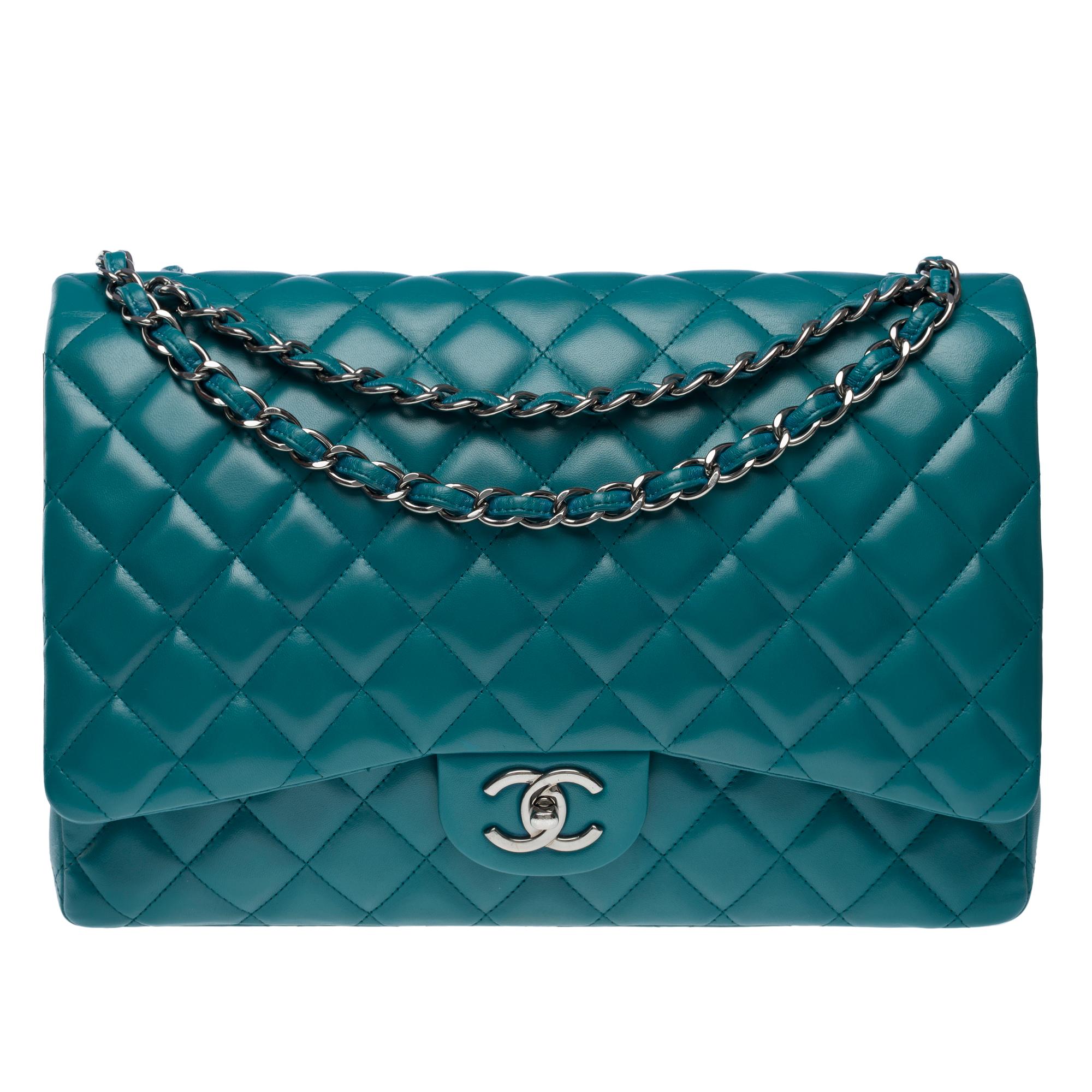 Chanel Timeless Maxi Jumbo shoulder bag in Blue quilted lambskin leather, SHW In Excellent Condition For Sale In Paris, IDF