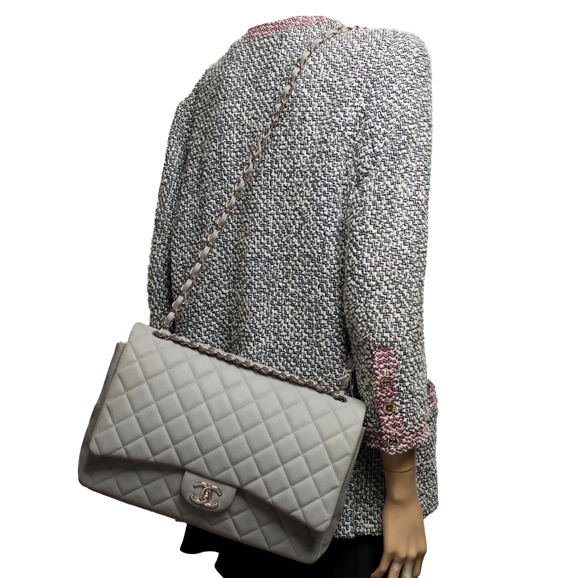 Chanel Timeless Maxi Jumbo shoulder bag in grey quilted caviar leather, SHW 6
