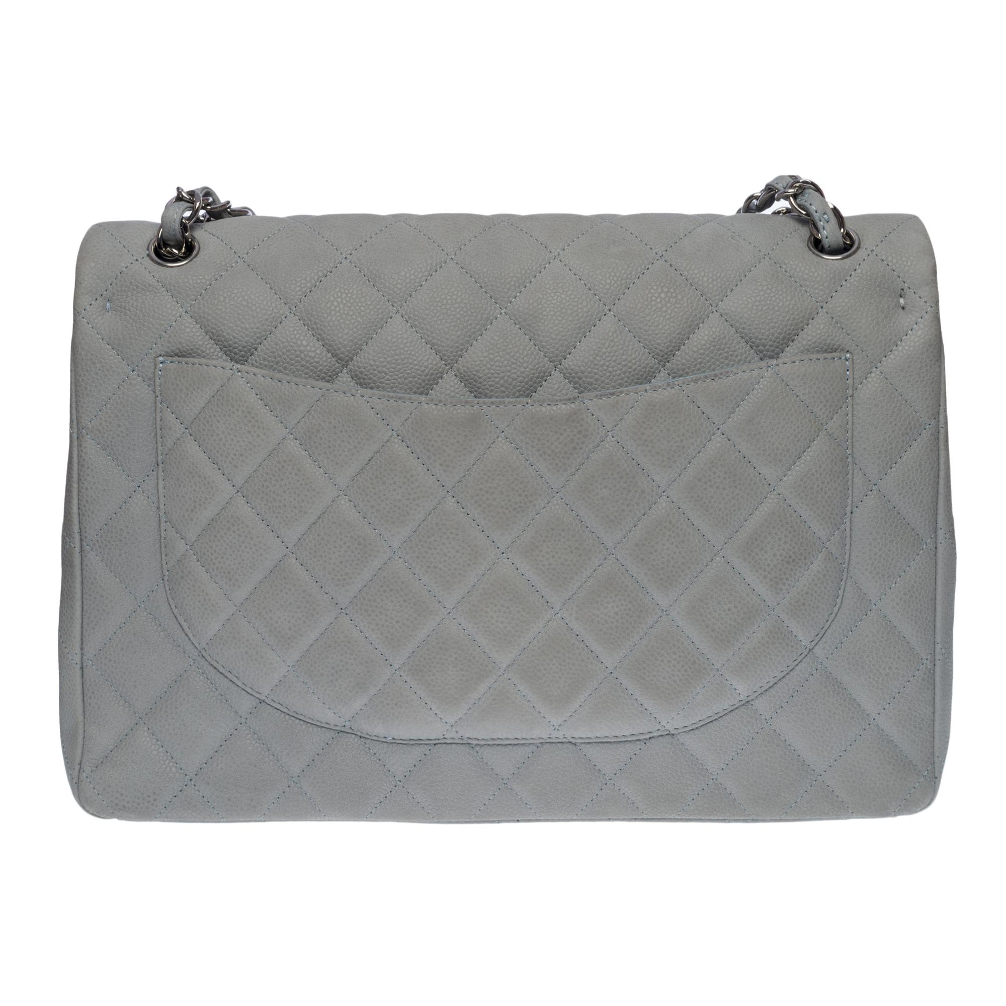 Majestic and Splendid Chanel Timeless Maxi Jumbo double flap shoulder bag in grey quilted caviar leather, silver metal hardware, a silver metal chain handle interwoven with grey caviar leather for a hand and shoulder support
 
A patch pocket on the