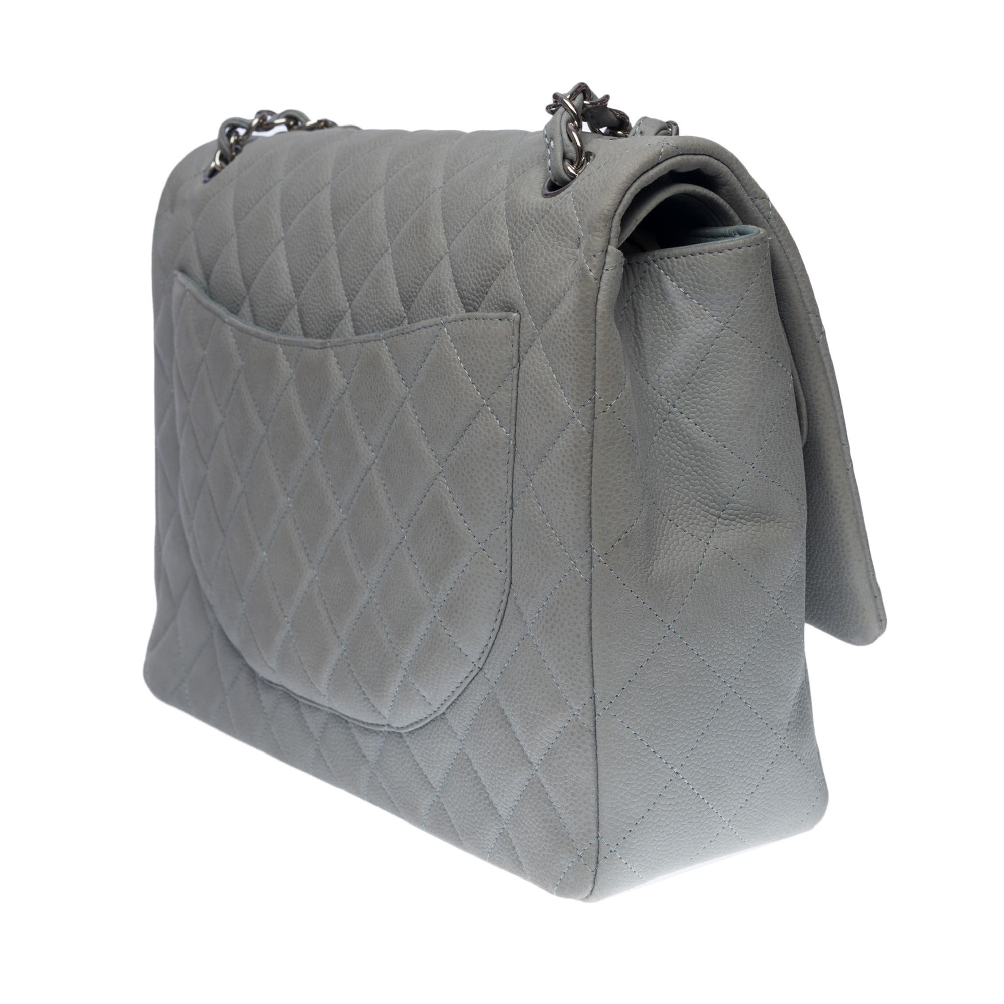 Chanel Timeless Maxi Jumbo shoulder bag in grey quilted caviar leather, SHW In Excellent Condition In Paris, IDF