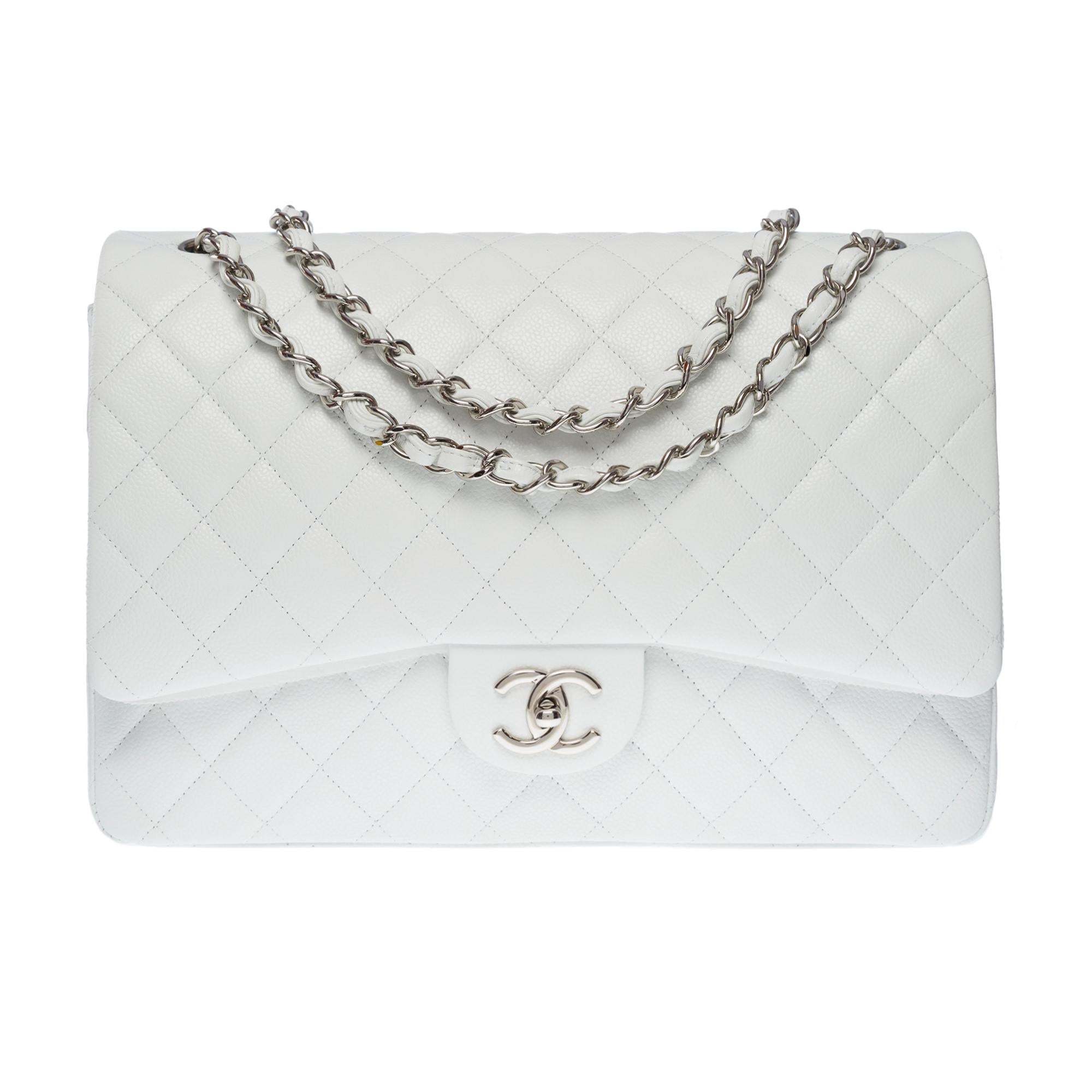Exceptional Chanel Timeless Maxi Jumbo double flap shoulder bag in white quilted caviar leather, silver metal hardware, a silver metal chain handle interwoven with white caviar leather for a hand and shoulder

A patch pocket on the back of the