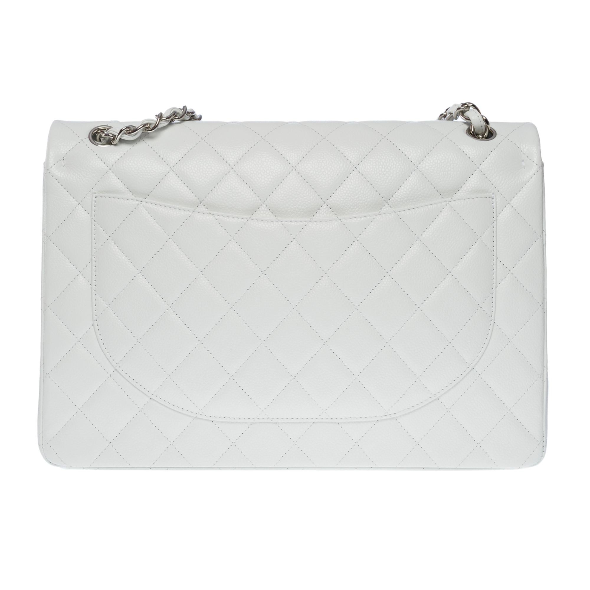 Chanel Timeless Maxi Jumbo shoulder bag in White quilted caviar leather, SHW In Excellent Condition In Paris, IDF